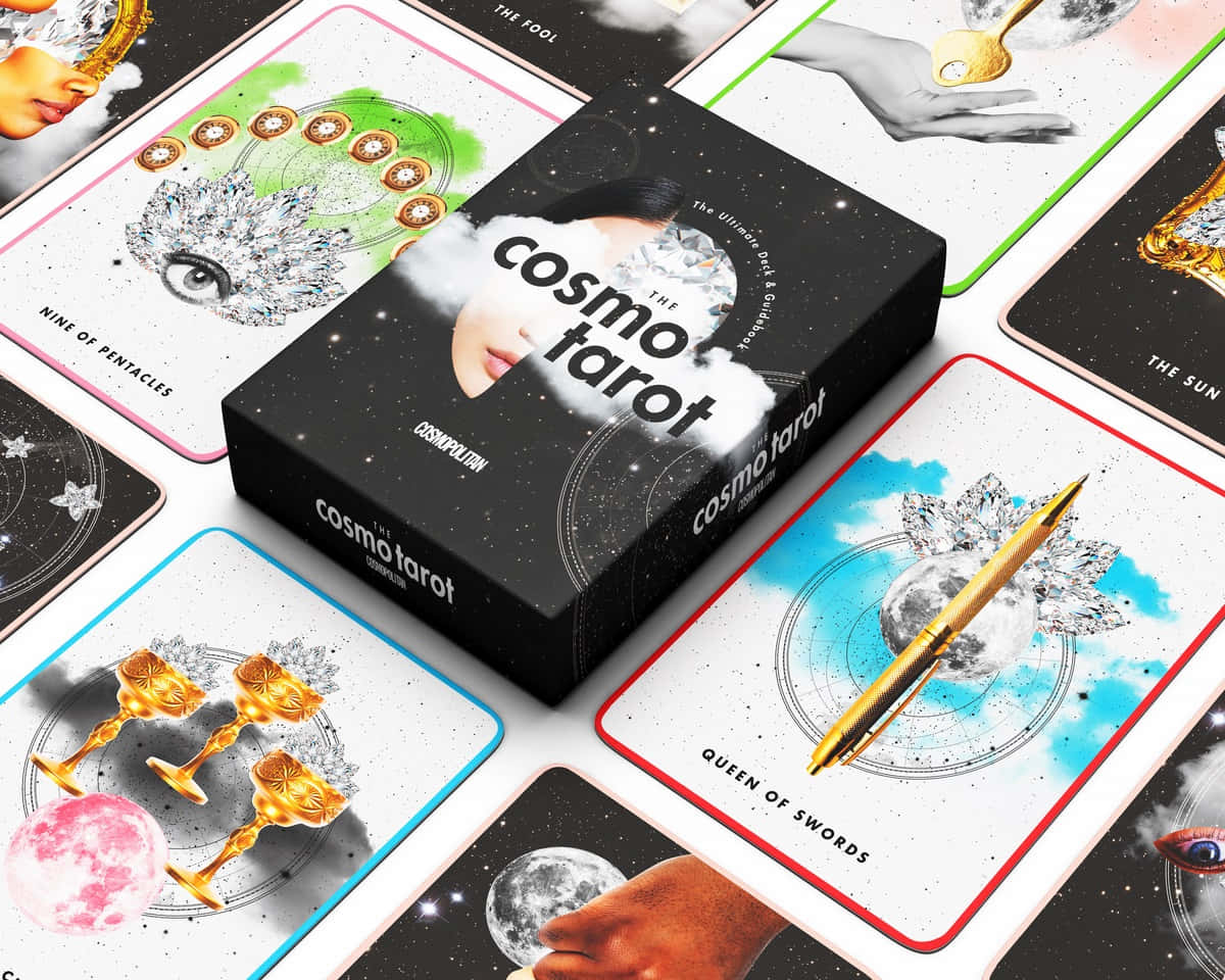 塔羅牌 桌布 壁紙 — 一個黑色「Cosmo Tarot」盒子，周圍環繞著帶有天體圖案和金色點綴的宇宙主題塔羅牌。