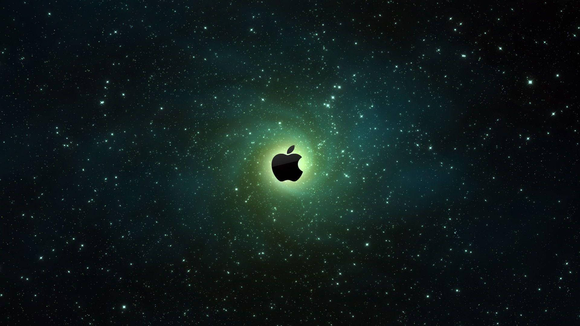 4K 桌布 壁紙 — 一個黑色Apple標誌在星空背景下發光，綠色星雲向外輻射。
