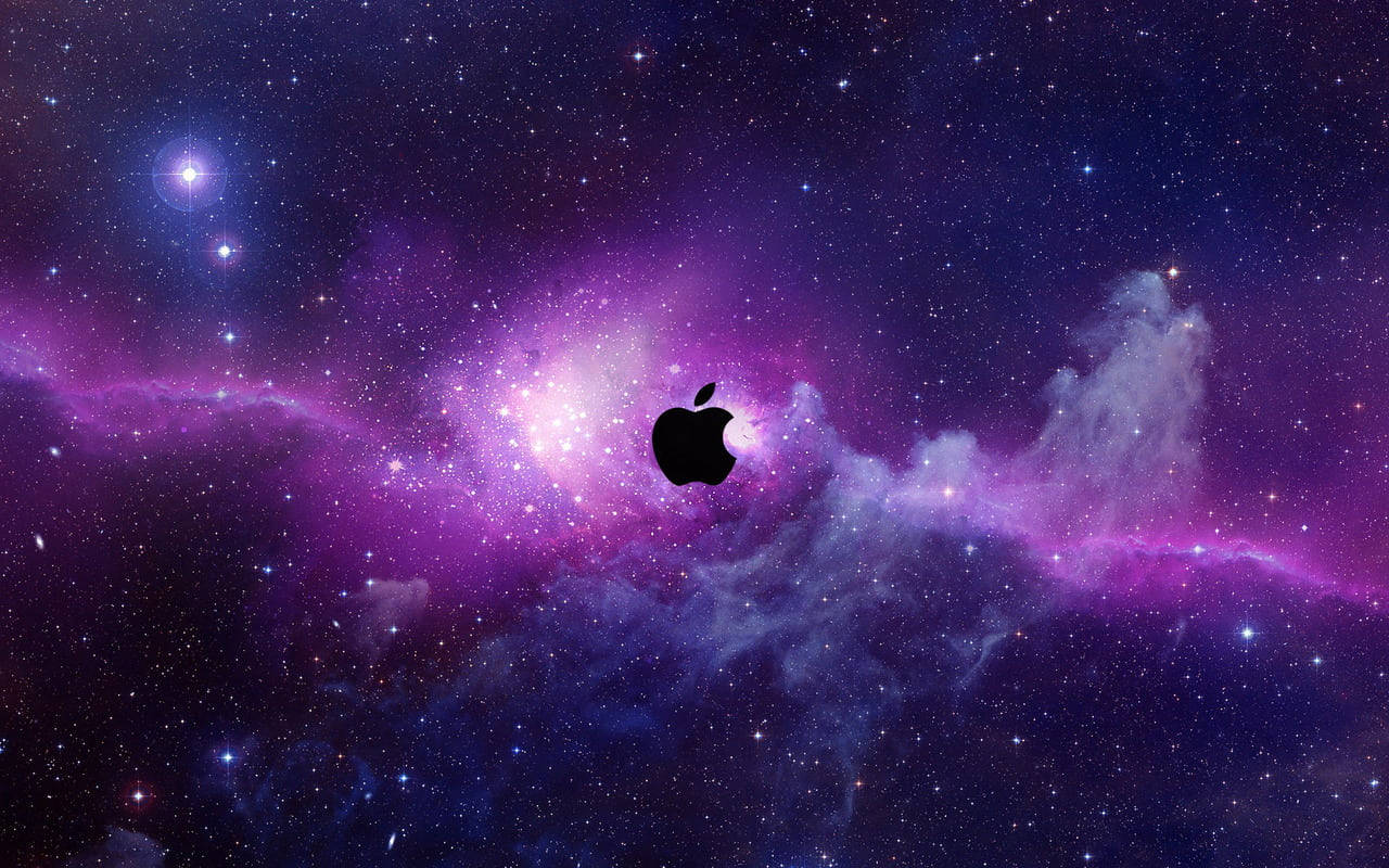銀河 桌布 壁紙 — 一個黑色Apple標誌漂浮在充滿發光星星的鮮豔紫色和藍色宇宙星雲中。