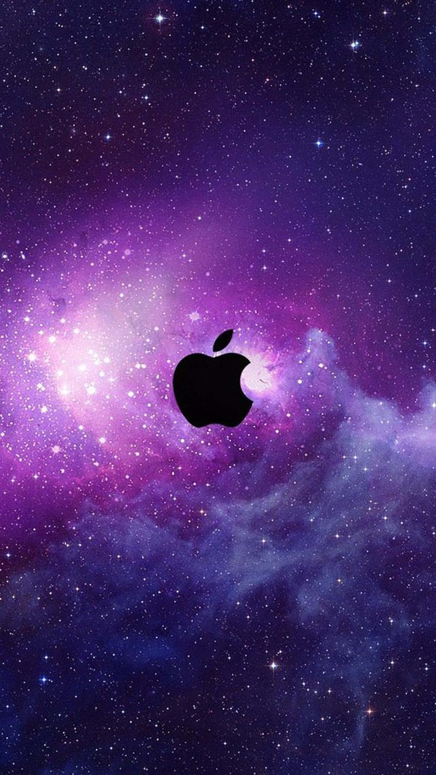 Deep Space 桌布 壁紙 — 一個黑色Apple標誌漂浮在充滿活力的紫色和藍色星場中，伴隨著發光的星雲雲團。