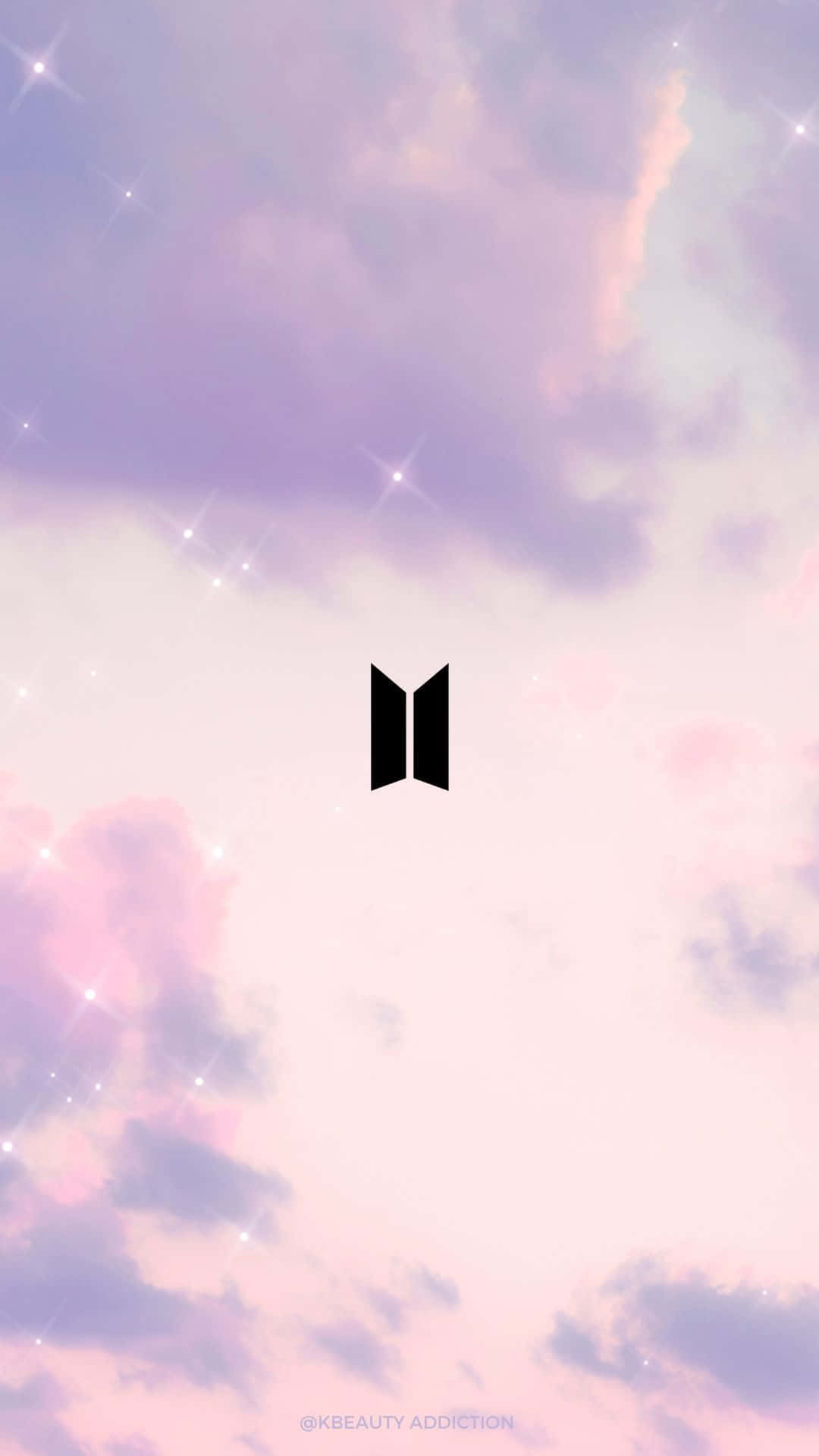 Bts Icon 桌布 壁紙 — 一個黑色BTS標誌置中於夢幻粉彩天空，帶有柔軟雲朵和閃爍星星。
