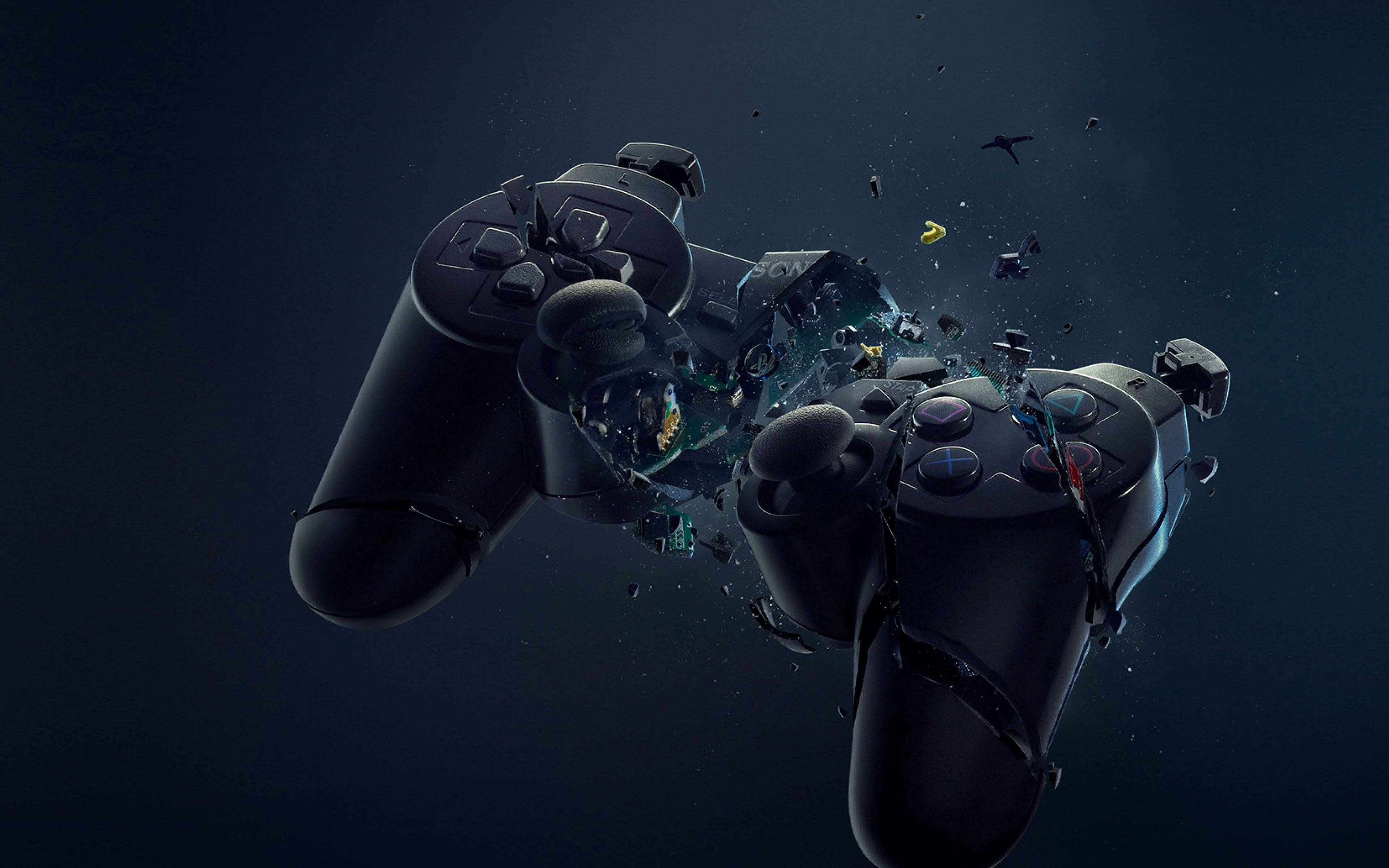Coolest 桌布 壁紙 — 一個黑色PlayStation手掣在黑暗背景下戲劇性地碎裂，碎片漂浮，粒子發光。