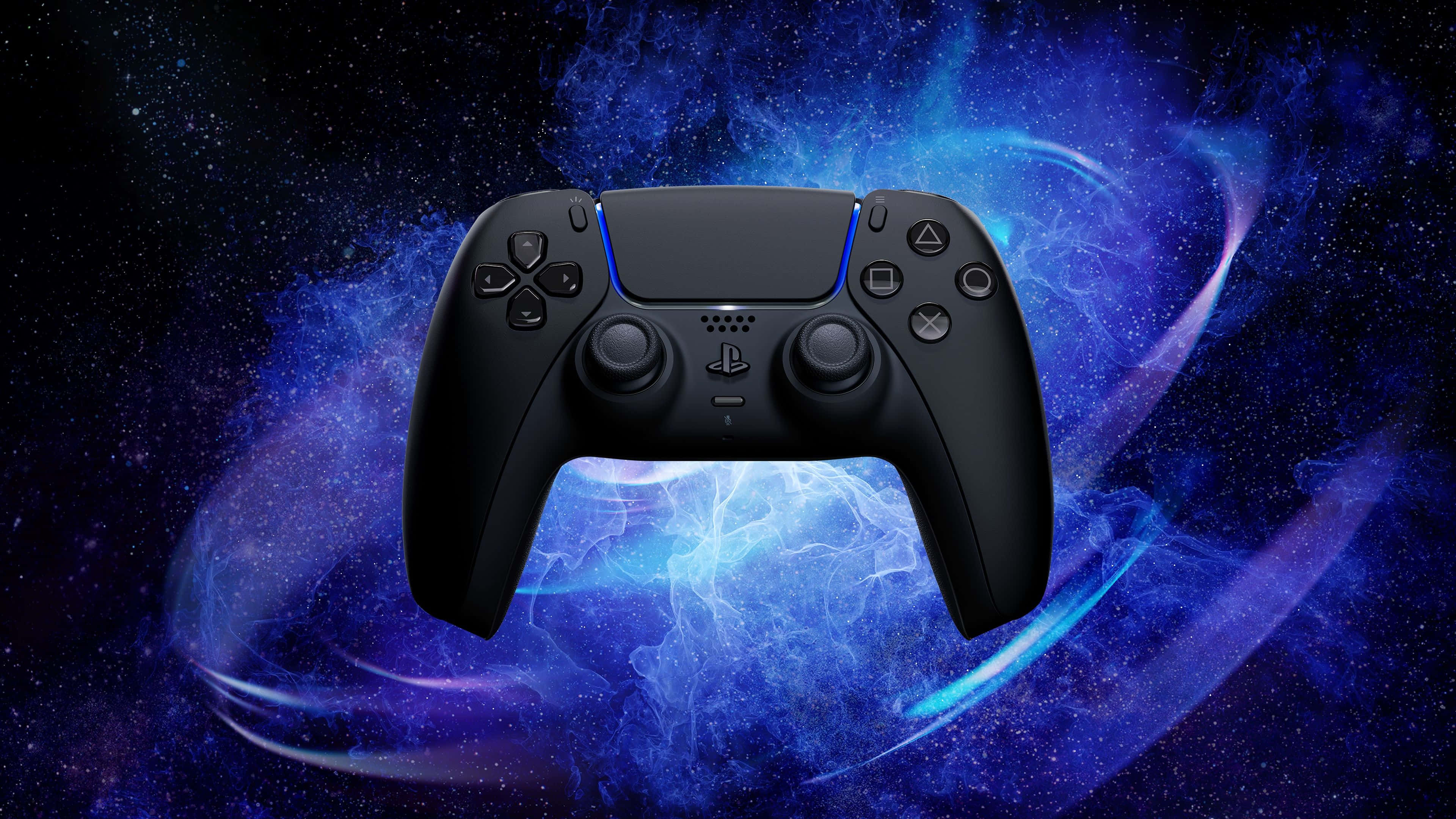 4K Gaming Consoles 桌布 壁紙 — 一個黑色PlayStation手把漂浮在宇宙藍色星雲中，伴隨著旋轉的星光和電能。