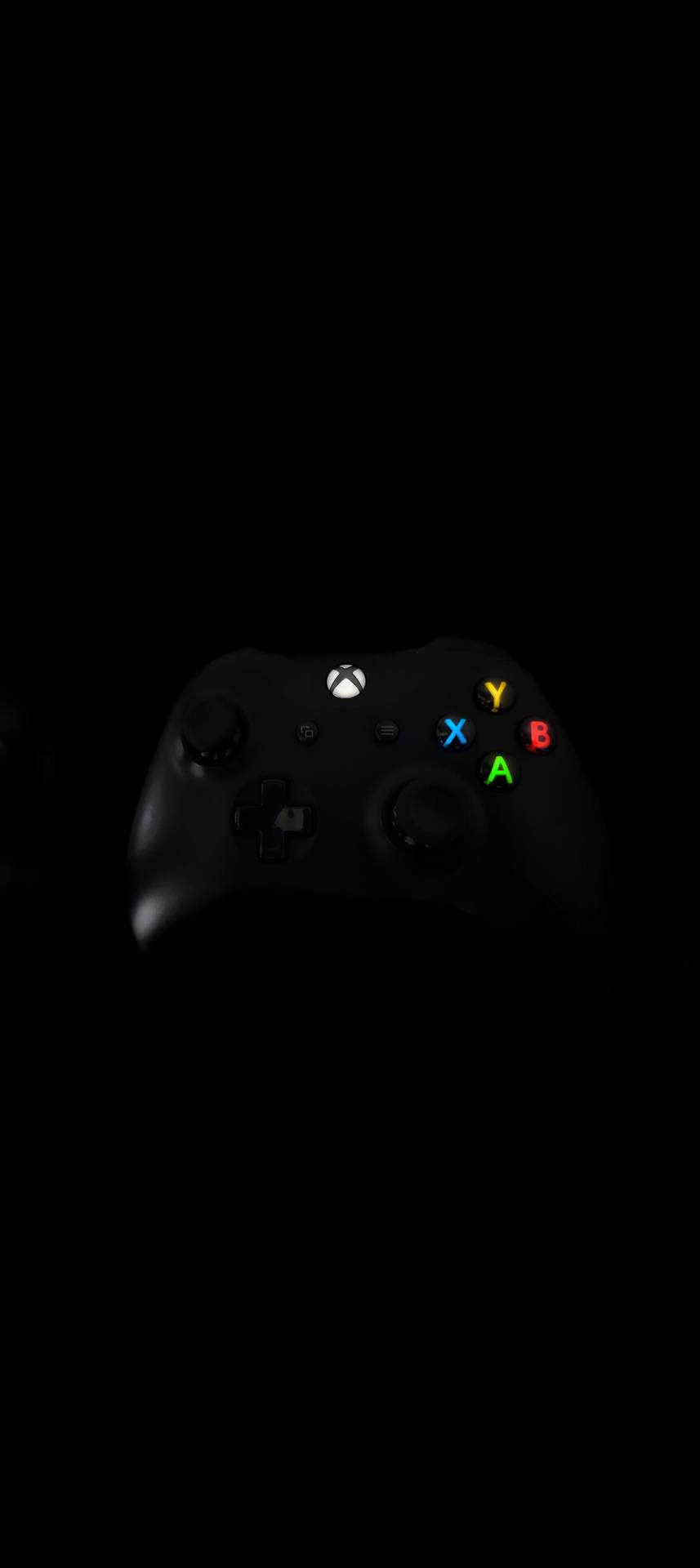 黑暗中帶有發光按鈕的黑色Xbox手掣 — Xbox GIF 壁紙