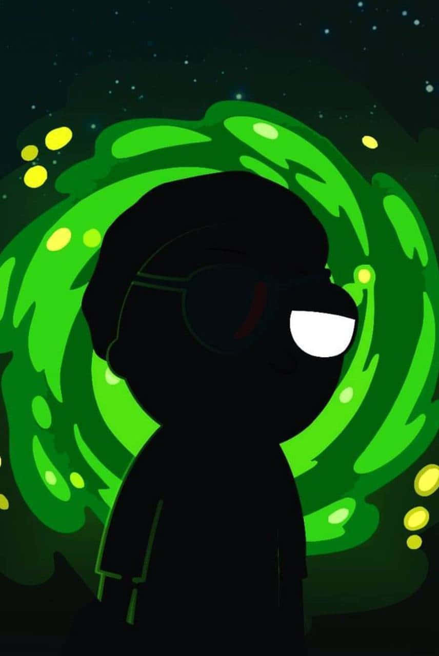 Evil Morty 桌布 壁紙 — 一個黑色剪影的人物，有一隻發光的白色眼睛，站在一個旋轉的綠色傳送門前，背景是繁星點點的夜空。