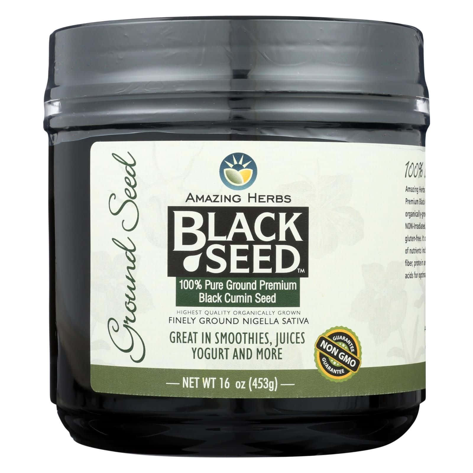 Black Cumin 桌布 壁紙 — 一個黑色罐子，裝有Amazing Herbs研磨黑孜然籽，白色標籤詳細說明其有機和非基因改造特性。