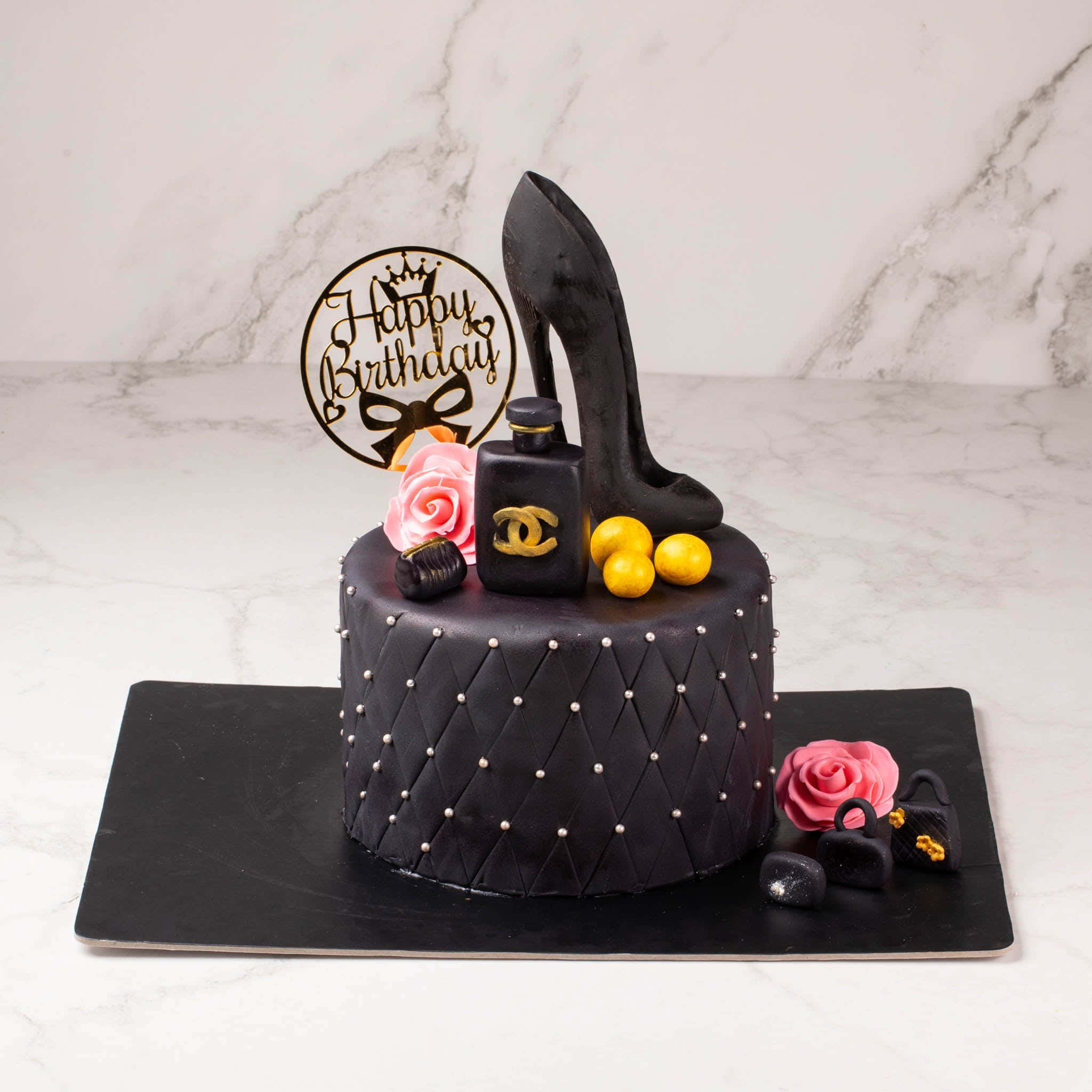 Cake Fondant 桌布 壁紙 — 一個黑色菱格紋蛋糕，飾有高跟鞋香水瓶、粉紅玫瑰和金色點綴，置於大理石表面上。