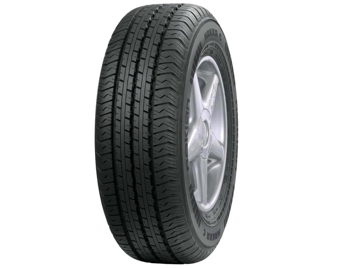 Winter Tires 桌布 壁紙 — 一個黑色韓泰輪胎安裝在銀色合金輪圈上，背景為純白色的特寫攝影棚照片。