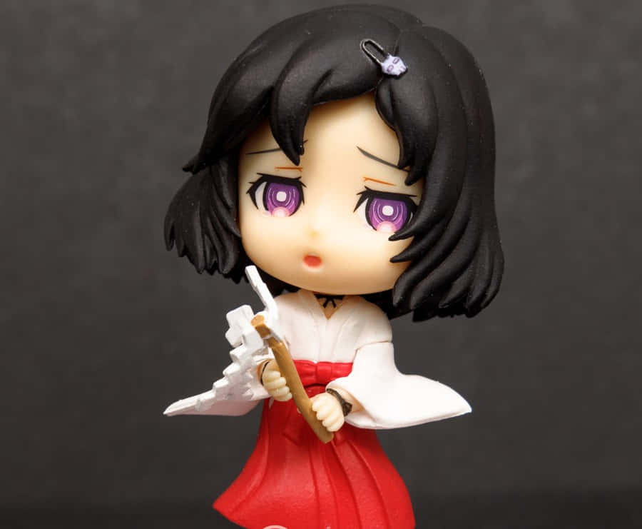 Luka Urushibara 桌布 壁紙 — 一個黑色頭髮、紫色眼睛、紅色裙子的Q版動漫公仔，在深灰色背景前拿著一把白色劍。