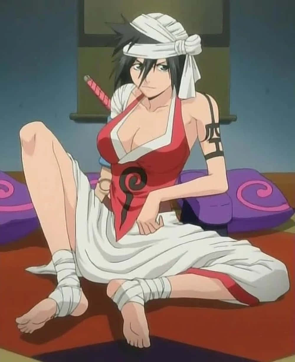 Kukaku Shiba 桌布 壁紙 — 一個黑髮、戴白色頭帶的動漫女孩盤腿坐在紅色地板上，穿著帶有螺旋徽章的紅白相間服裝。