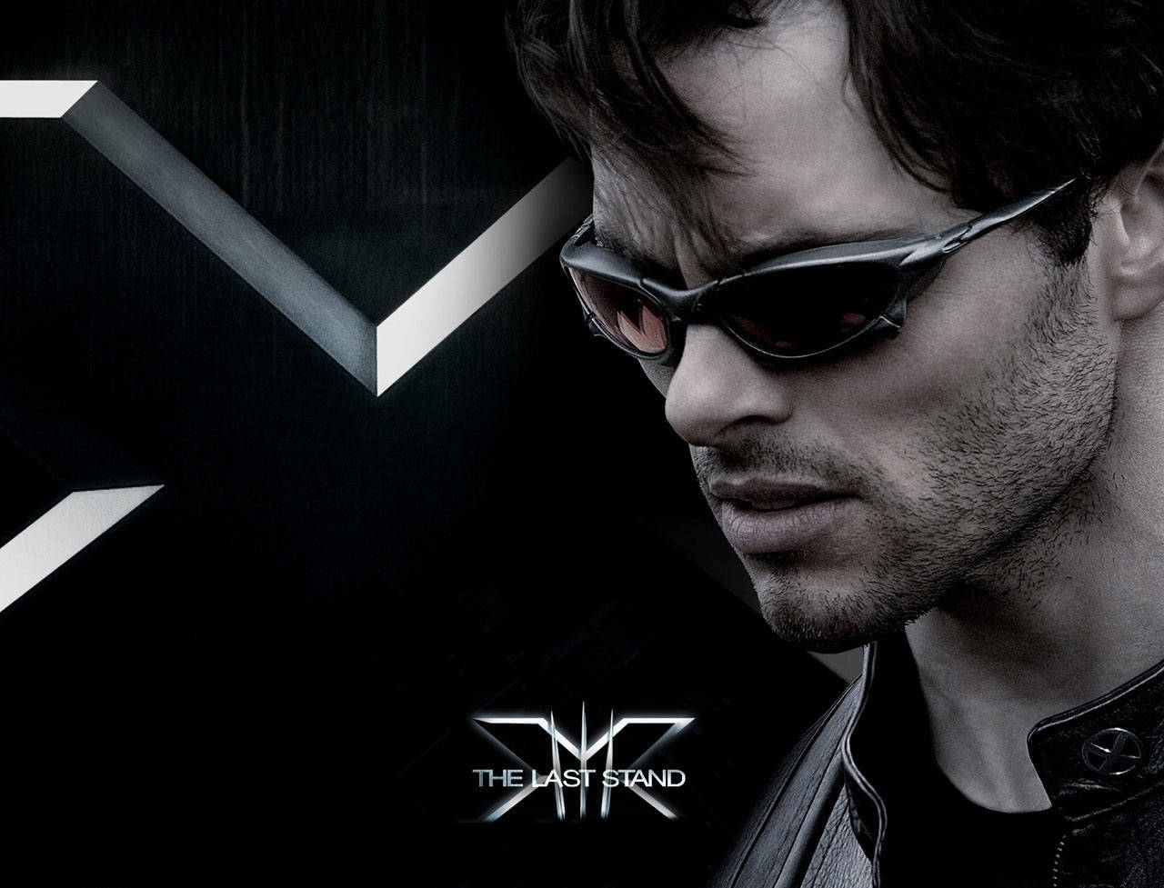 X-Men Movie: The Last Stand - Intense Shot of Cyclops 壁紙 — 一個黑髮、戴著未來感太陽眼鏡的男人，在黑色背景上帶有發光白色幾何形狀的襯托下，專注地凝視。