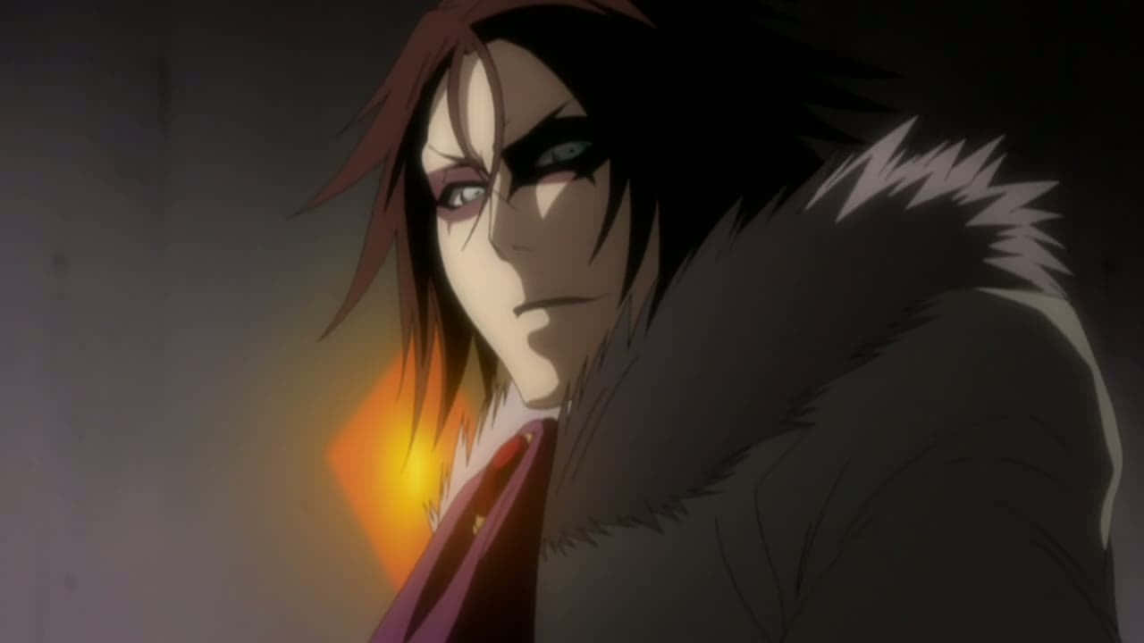 Bleach Muramasa 桌布 壁紙 — 一個黑髮、眼神銳利的動漫角色，穿著毛皮襯裡大衣，站在陰影中，身後有溫暖的橙色光芒。