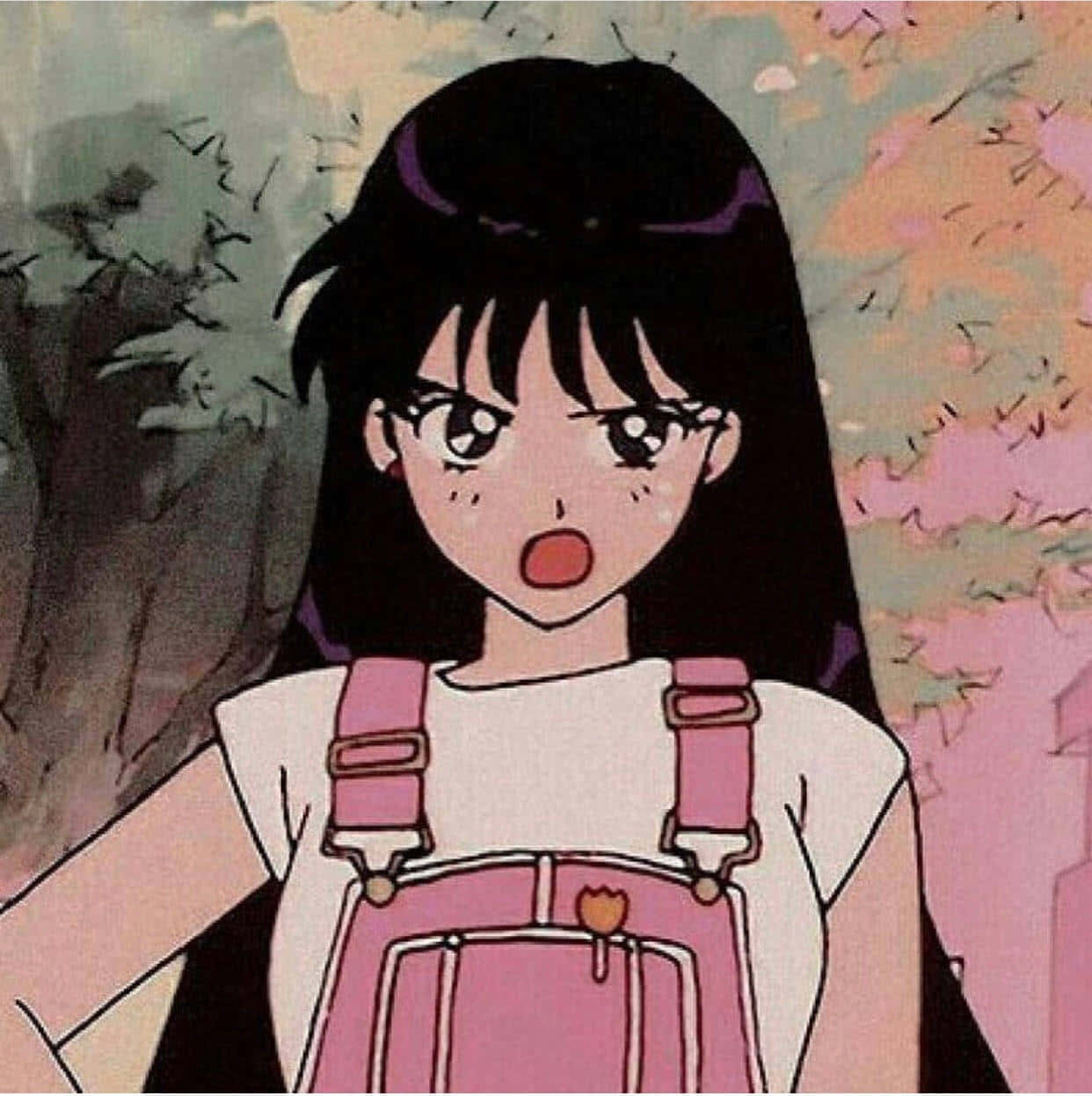 sailor mars 桌布 壁紙 — 一個黑髮、穿著粉紅色吊帶褲的動漫女孩，驚訝地站在飄落的櫻花下。
