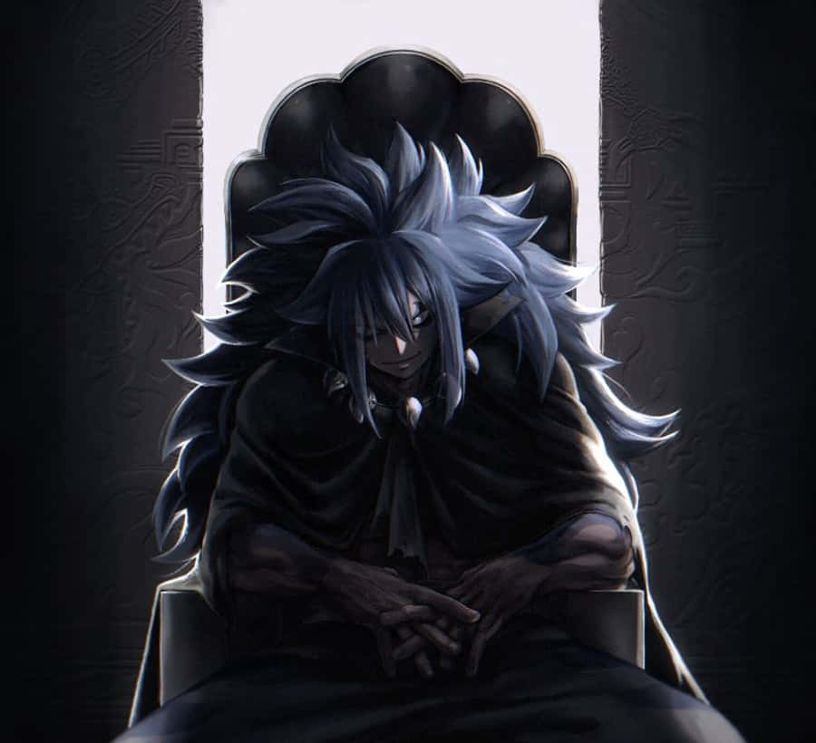 Acnologia 桌布 壁紙 — 一個黑髮刺蝟頭的動漫角色，在華麗的牆壁背景下，背光坐在王座上，氣勢非凡。
