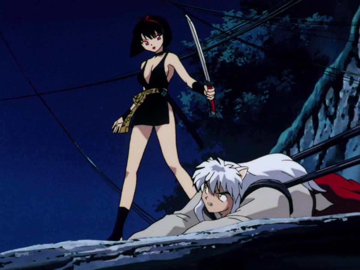 Inuyasha Yura 桌布 壁紙 — 一個黑髮動漫女孩穿著黑色衣服，在夜晚的電線下，拿著劍站在一個白髮男孩上方。