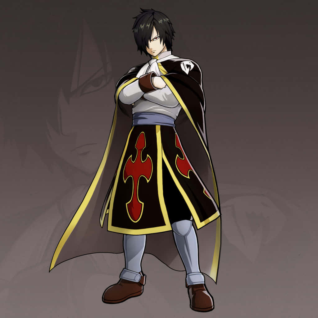 Rogue Cheney 桌布 壁紙 — 一個黑髮動漫角色，身穿帶有紅色和金色飾邊的黑色斗篷，在柔和的灰色背景前自信地交叉雙臂站立。