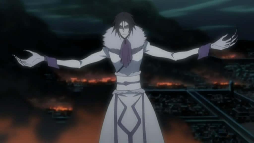 Bleach Muramasa 桌布 壁紙 — 一個黑髮動漫角色穿著白色毛邊服裝，在夜晚張開雙臂站在燃燒的城市上空。