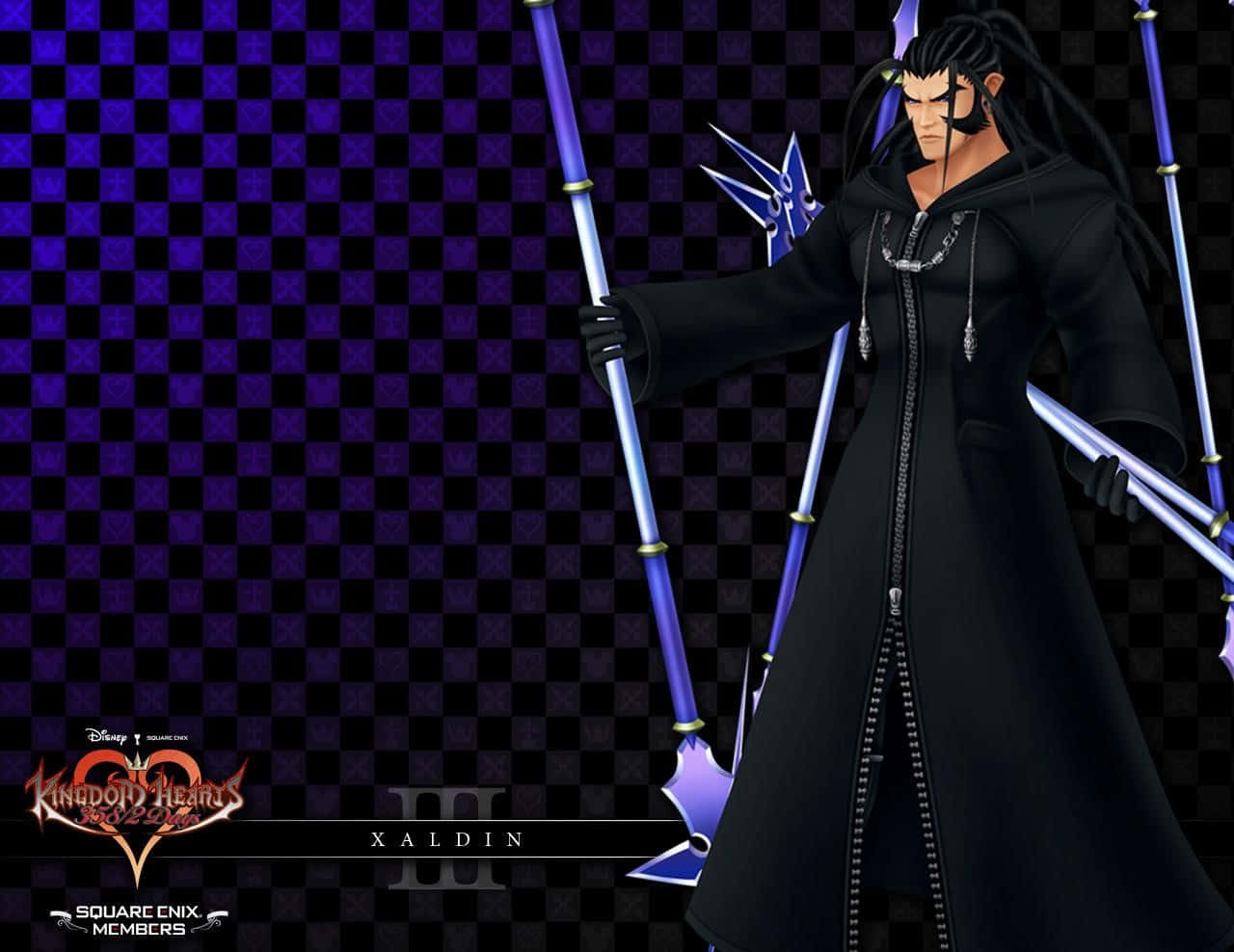Kingdom Hearts Organization 13 桌布 壁紙 — 一個黑髮動漫角色穿著黑色外套，在紫色格仔背景前揮舞發光的藍色長矛。