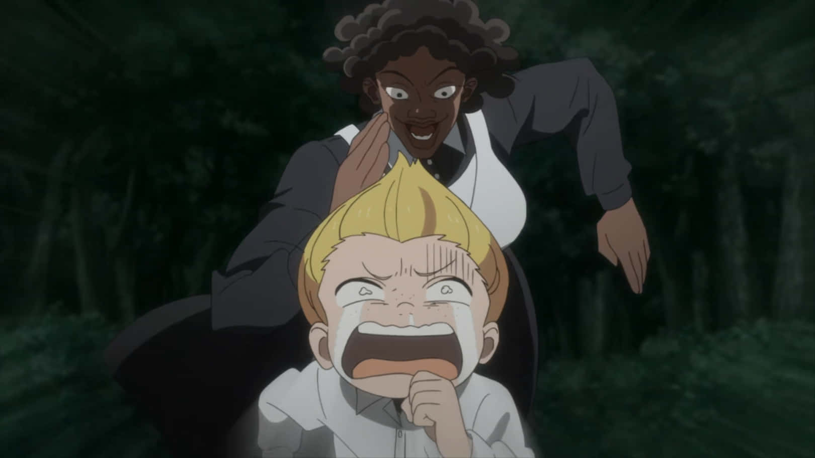 The Promised Neverland Krone 桌布 壁紙 — 一個黑髮女子穿著校服，在陰暗的森林裡，在一個驚恐哭泣的金髮男孩身後發出威脅性的笑聲。