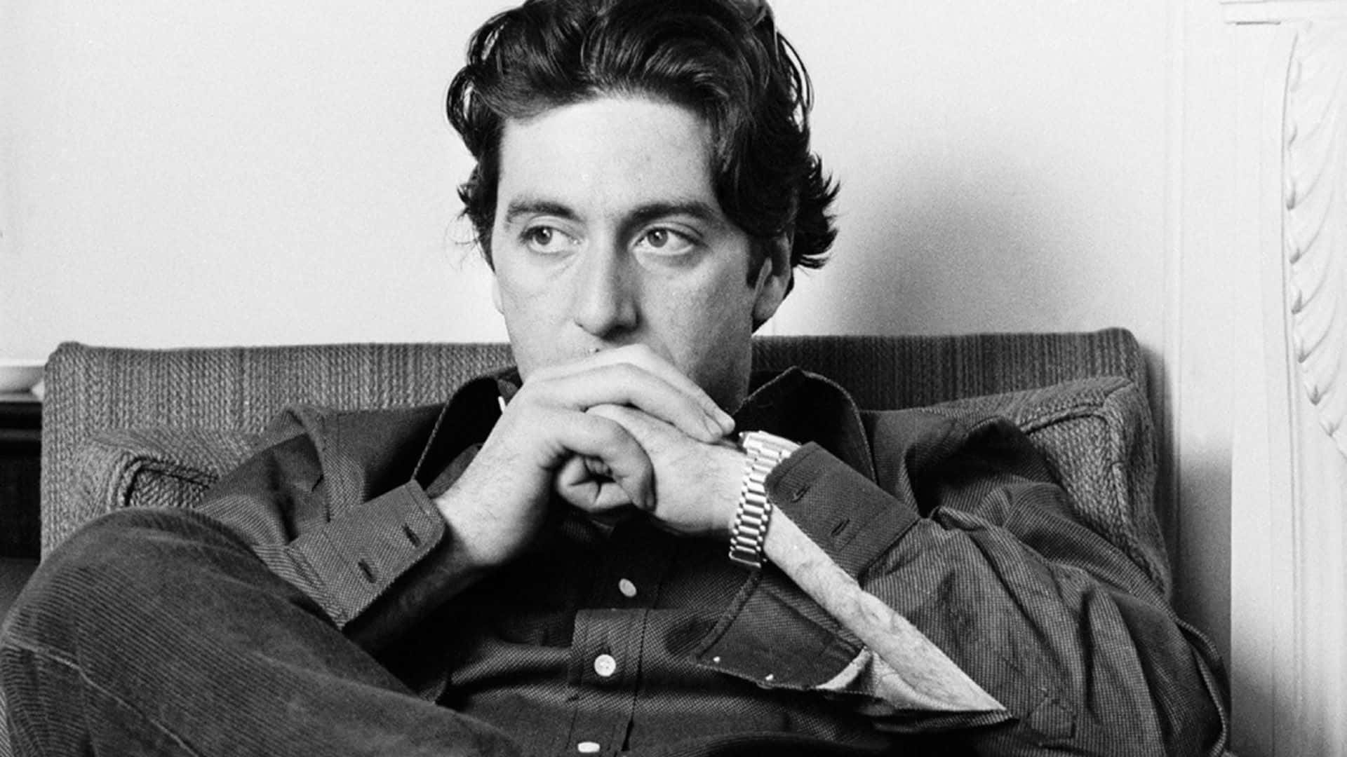 Al Pacino 桌布 壁紙 — 一個黑髮男人坐在梳化上，雙手交疊放在嘴邊的黑白肖像。