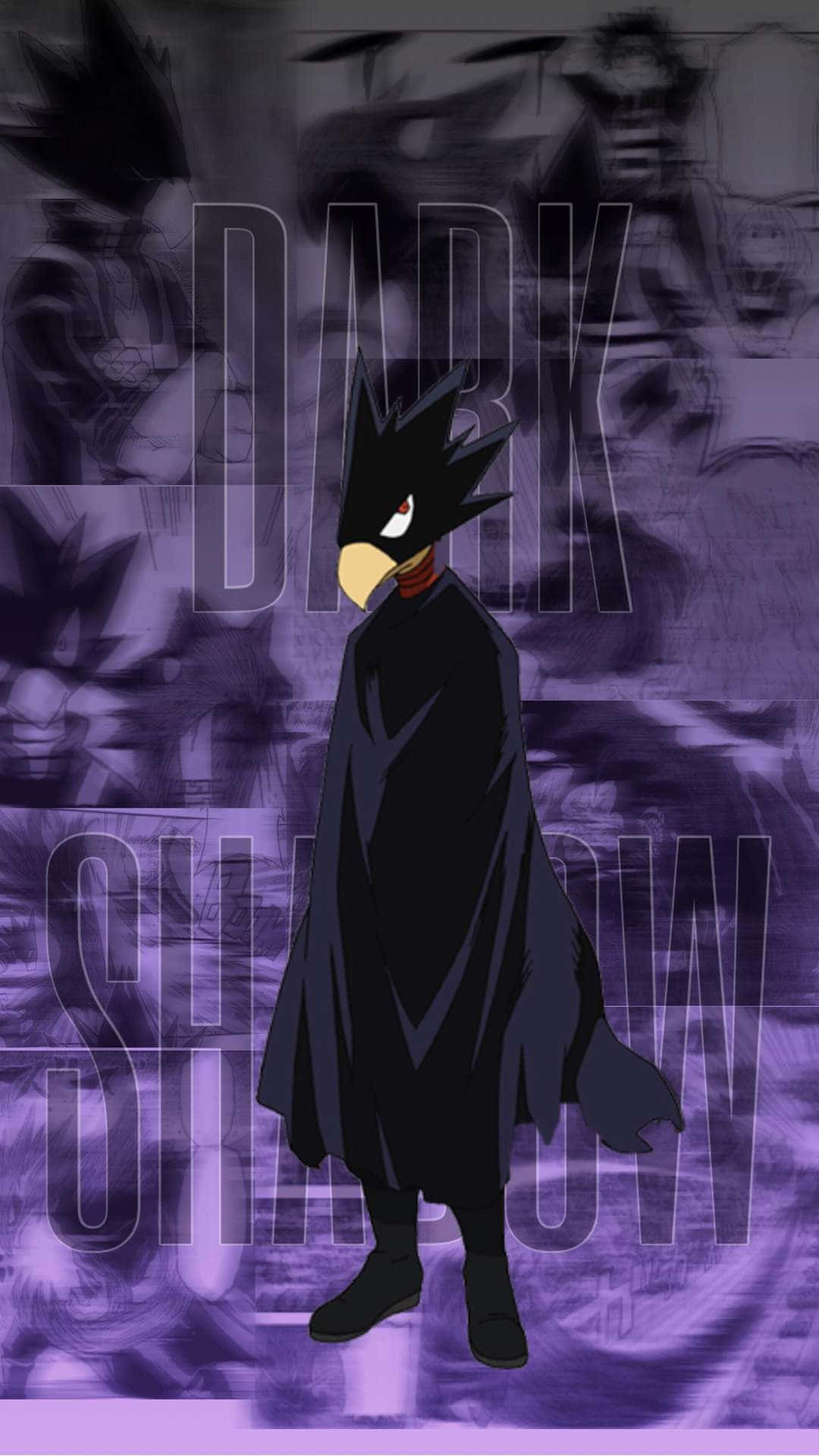 Fumikage Tokoyami 桌布 壁紙 — 一個黑髮的動漫角色穿著黑色斗篷，站在紫色背景前，背景中有幽靈般的面孔和粗體文字。