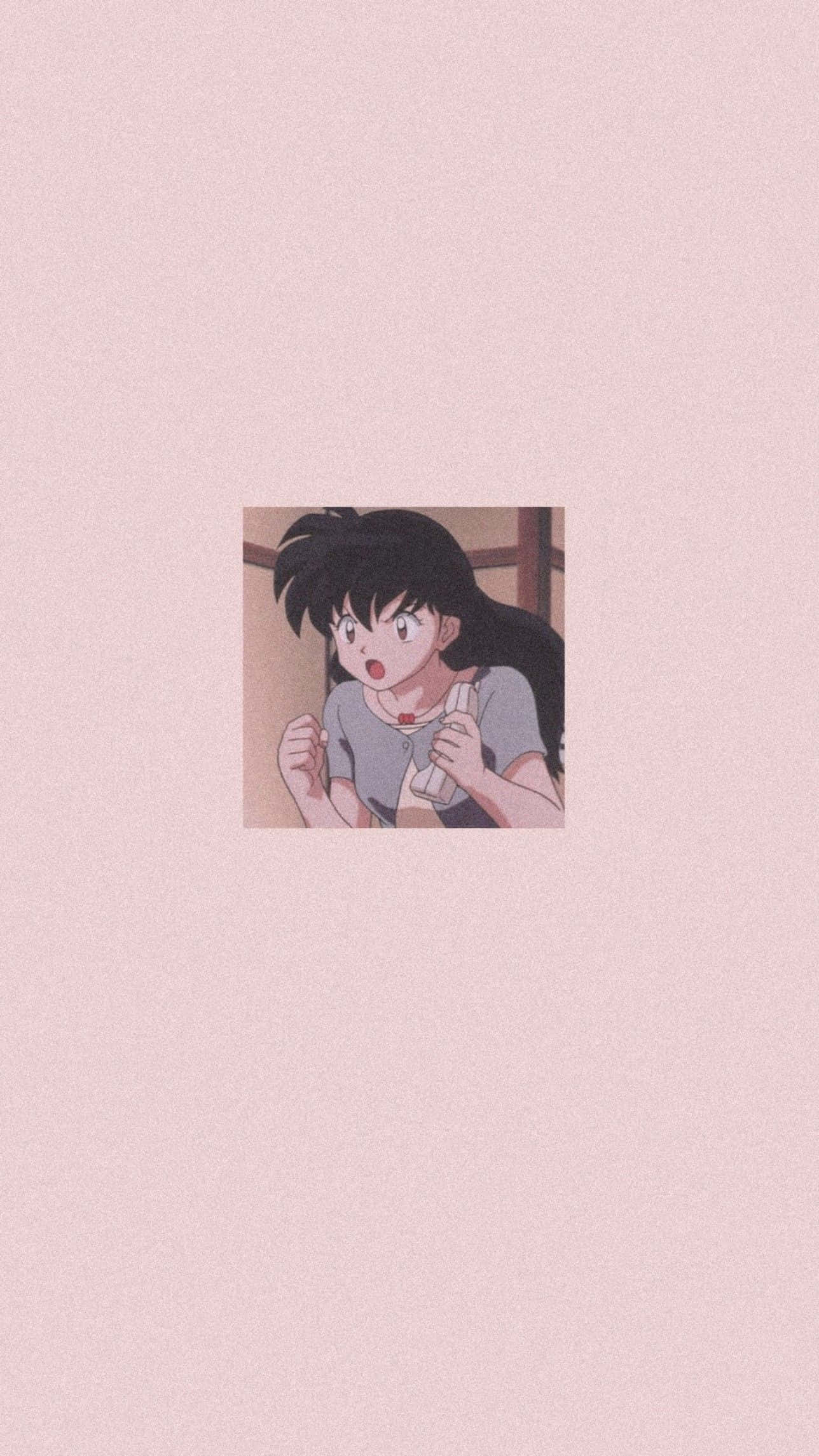 Kagome Higurashi 桌布 壁紙 — 一個黑髮的驚訝動漫女孩在柔和的粉紅色背景前拿著一個白色物體。