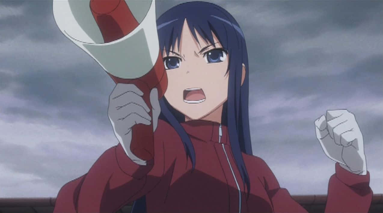 Sumire Kanou 桌布 壁紙 — 一個黑髮藍眼的動漫女孩在陰雲密佈的天空下，對著一個紅白相間的擴音器熱情地大喊。