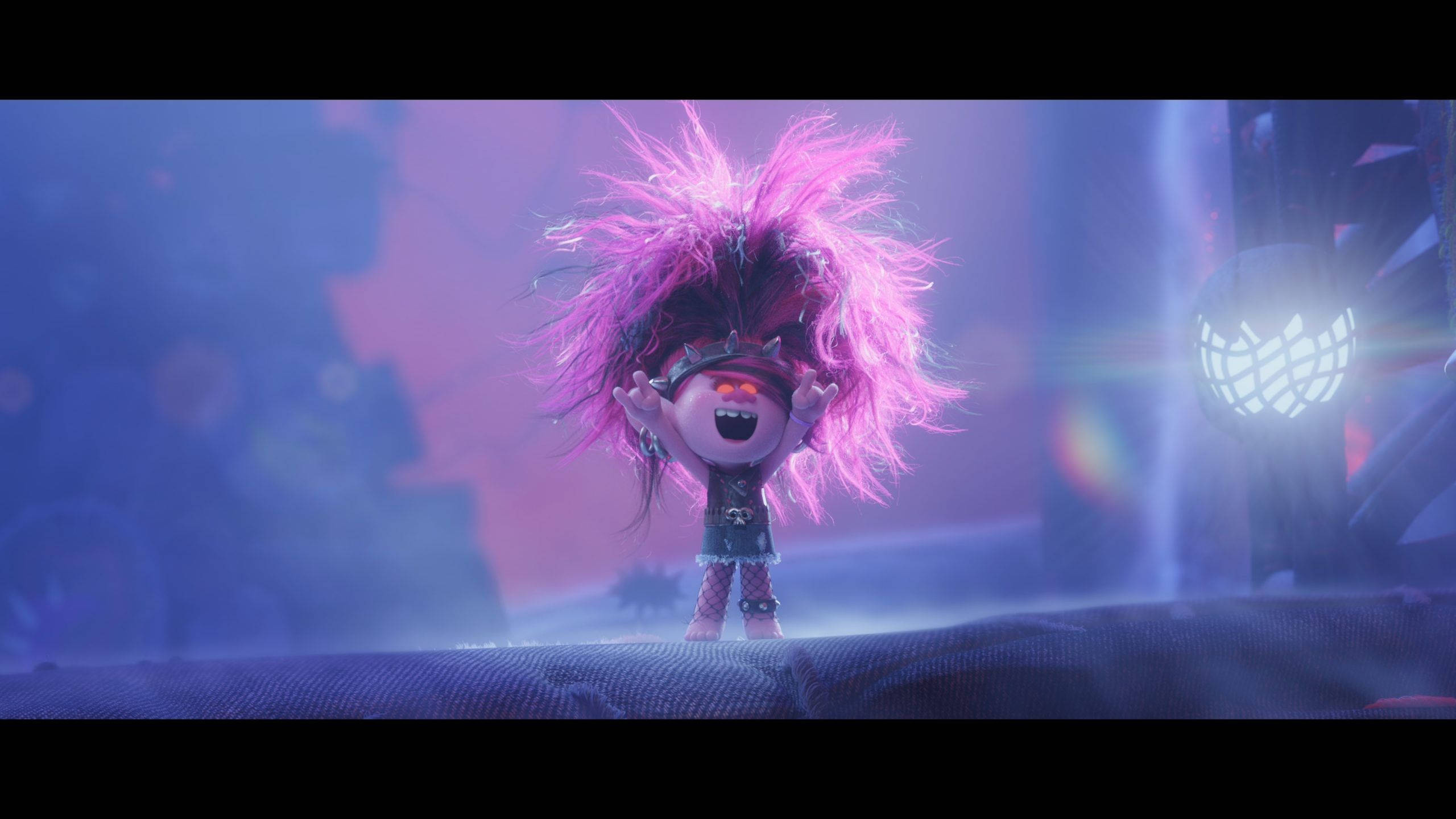 Trolls The Pop String 壁紙 — 一個龐克搖滾巨魔，擁有狂野的粉紅色頭髮和發光的眼睛，在紫色舞台燈光下於舞台上歡呼。