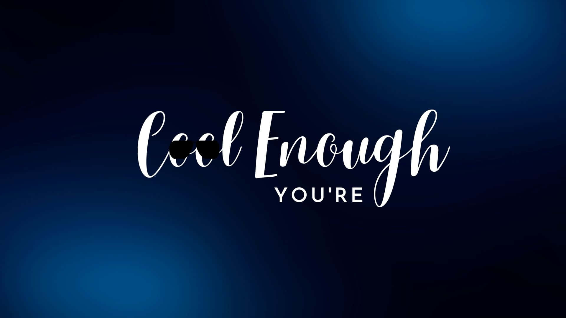 一切都很酷 壁紙 — 白色草書文字寫著 cool enough you're，背景為漸變藍色，太陽眼鏡取代了字母 o。