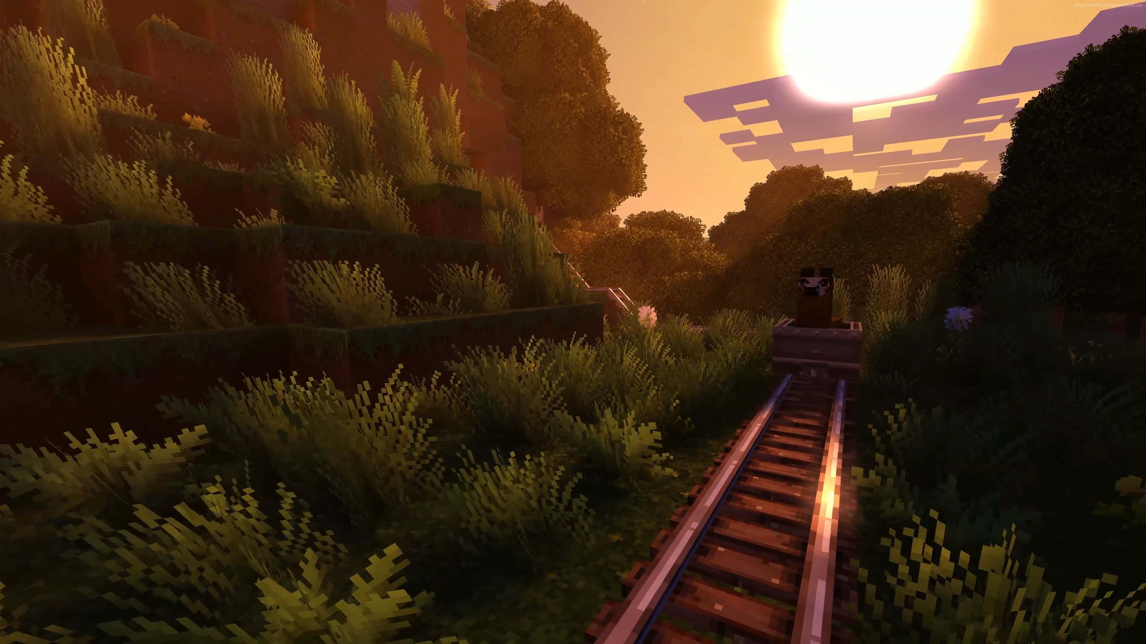 Minecraft Survival 桌布 壁紙 — 一列像素化火車沿著木製軌道穿過夕陽下長滿草的Minecraft景觀，帶有方塊狀的太陽和天空。
