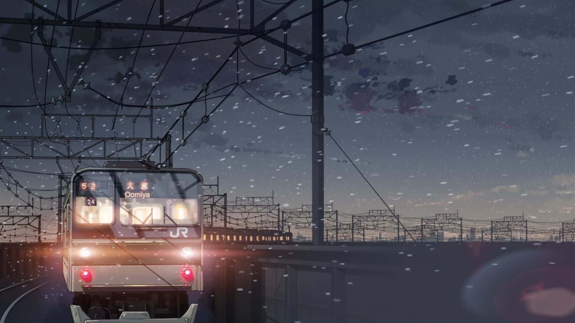 Makoto Shinkai 桌布 壁紙 — 一列火車在繁星點點的暮色天空下溫暖地發光，雪花飄過頭頂的電線。
