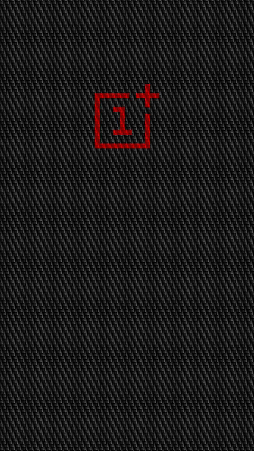 紅色OnePlus標誌在黑色碳纖維紋理背景上。