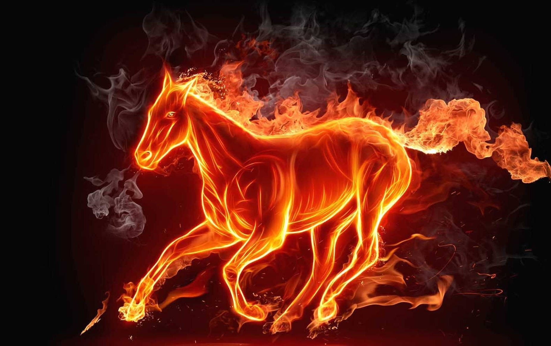 火 桌布 壁紙 — 一匹火焰馬在黑暗背景中，伴隨著旋轉的橙色火焰和煙霧，動態奔騰。