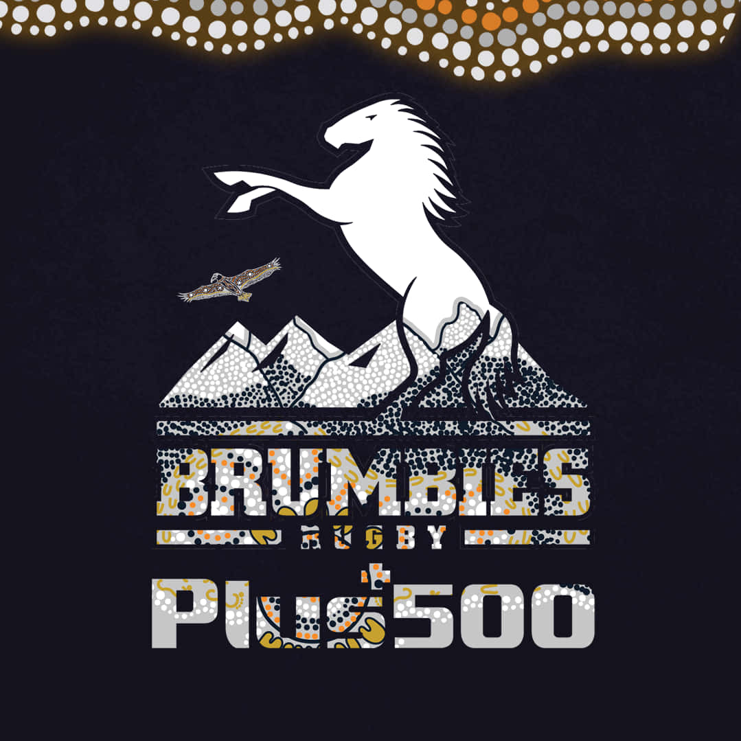 Brumbies 桌布 壁紙 — 一匹白色風格化的馬在點綴的天空下跳過山脈，一隻鷹在Brumbies Rugby Plus500標誌旁邊飛翔。