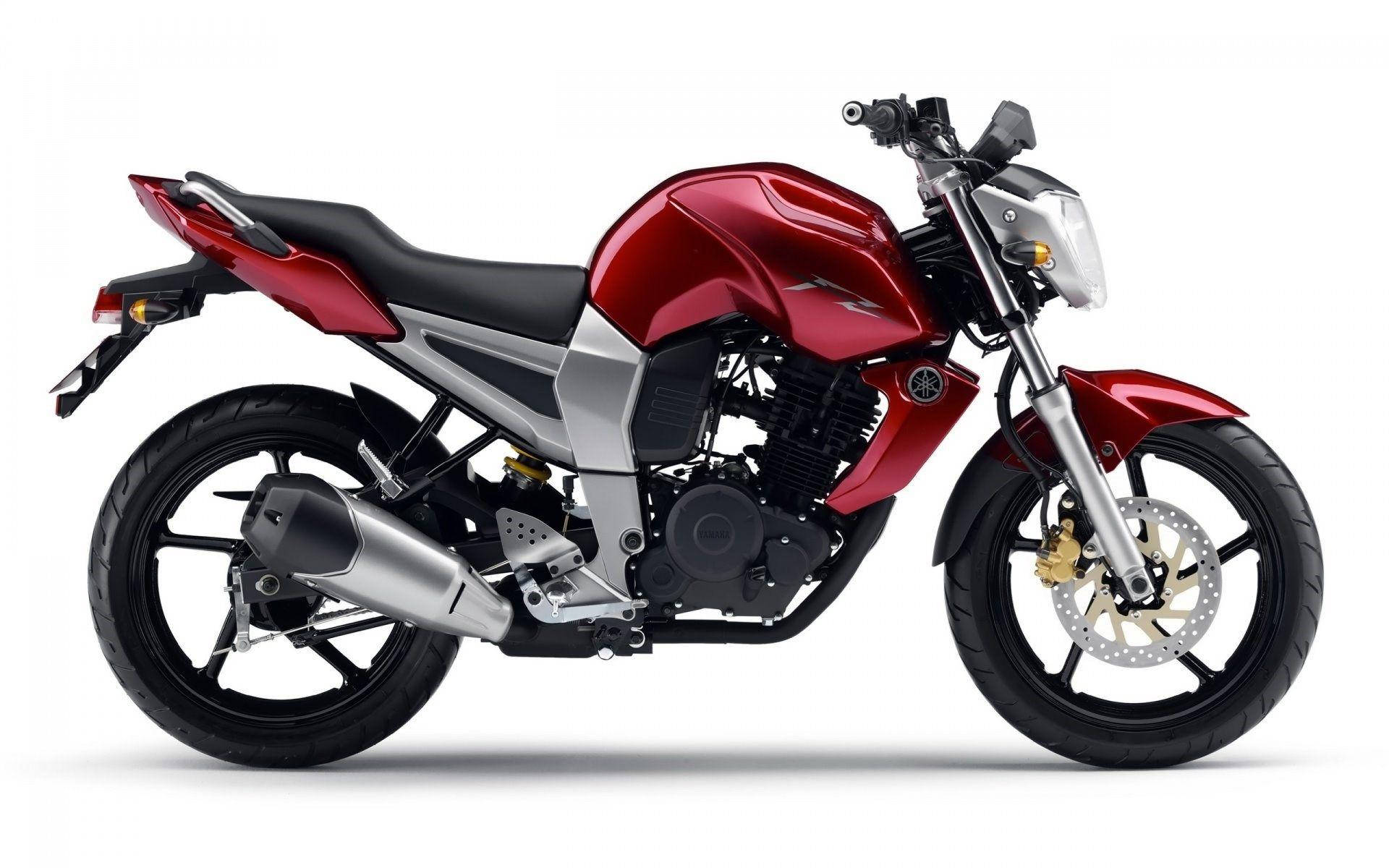 yamaha mt 15 桌布 壁紙 — 一台時尚的紅色和銀色Yamaha電單車，配有黑色座椅和車輪，在乾淨的白色背景上以側面輪廓展示。
