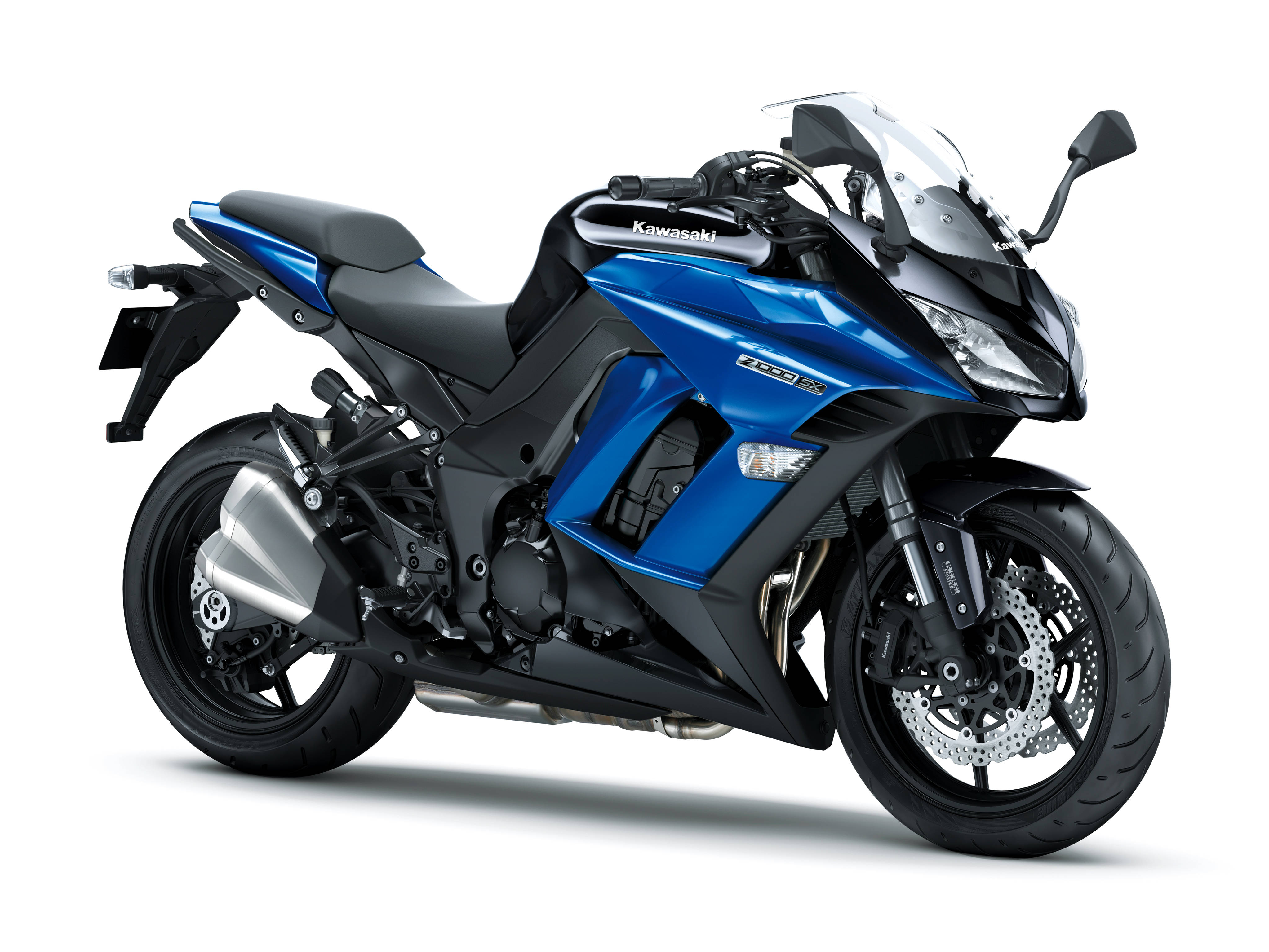 Bmw 桌布 壁紙 — 一台時尚的藍黑 Kawasaki Z1000 運動摩托車，在純白背景前展示其侵略性設計和鍍鉻排氣管。