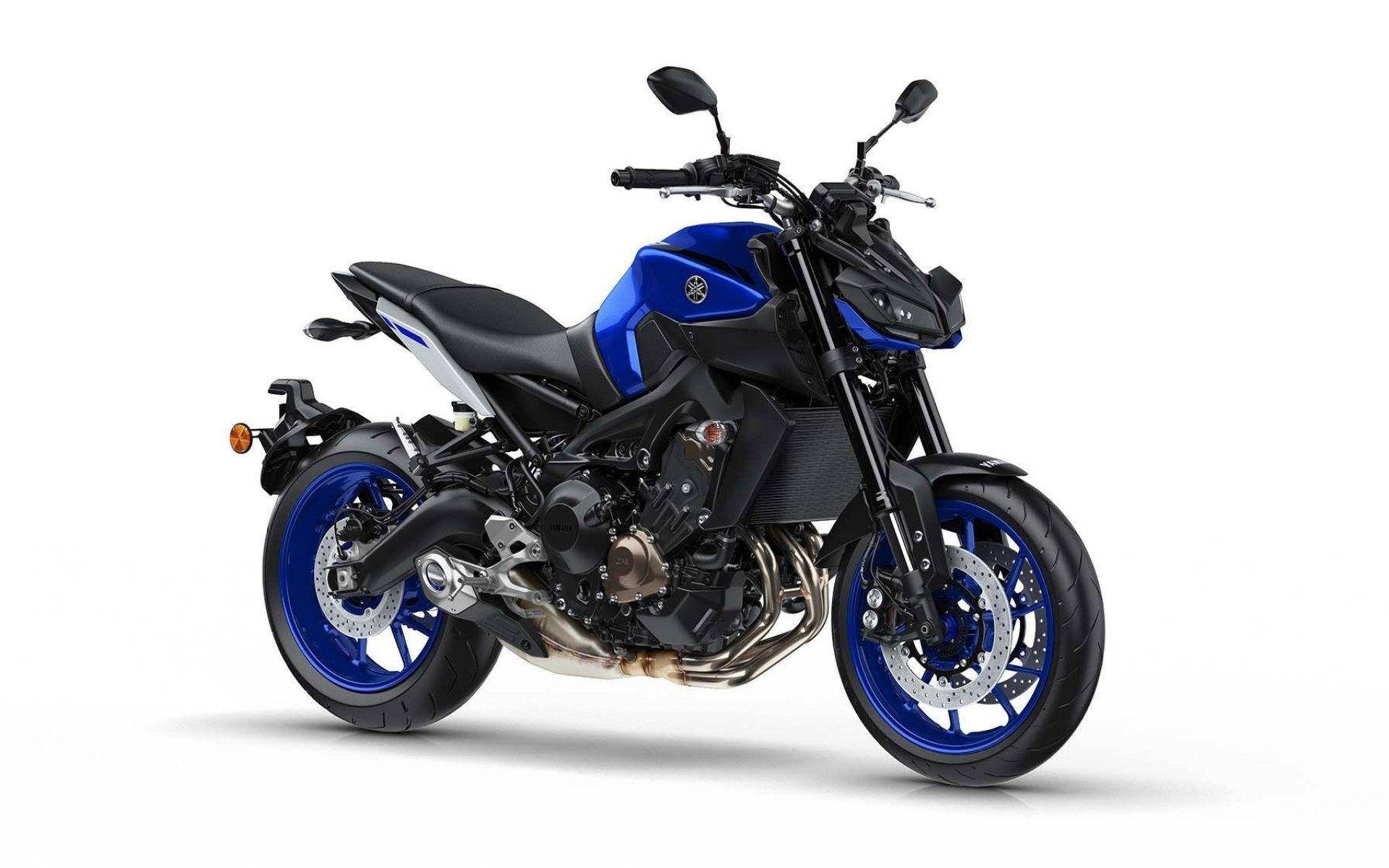 機車 桌布 壁紙 — 一台時尚的藍黑配色Yamaha電單車，配備鍍鉻飾件和碟式制動器，在純白背景前蓄勢待發。