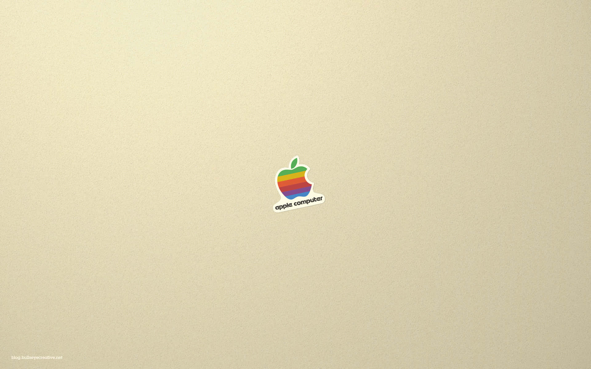 米色筆記本電腦蓋上的復古彩虹Apple Computer標誌貼紙。