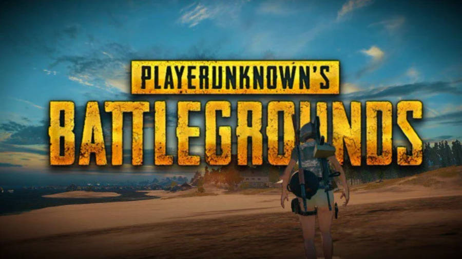 pubg 4K gaming 桌布 壁紙 — 一名《PUBG》玩家在暮色天空下的沙漠景觀中行走，遊戲標題以粗體黃色字母顯示。