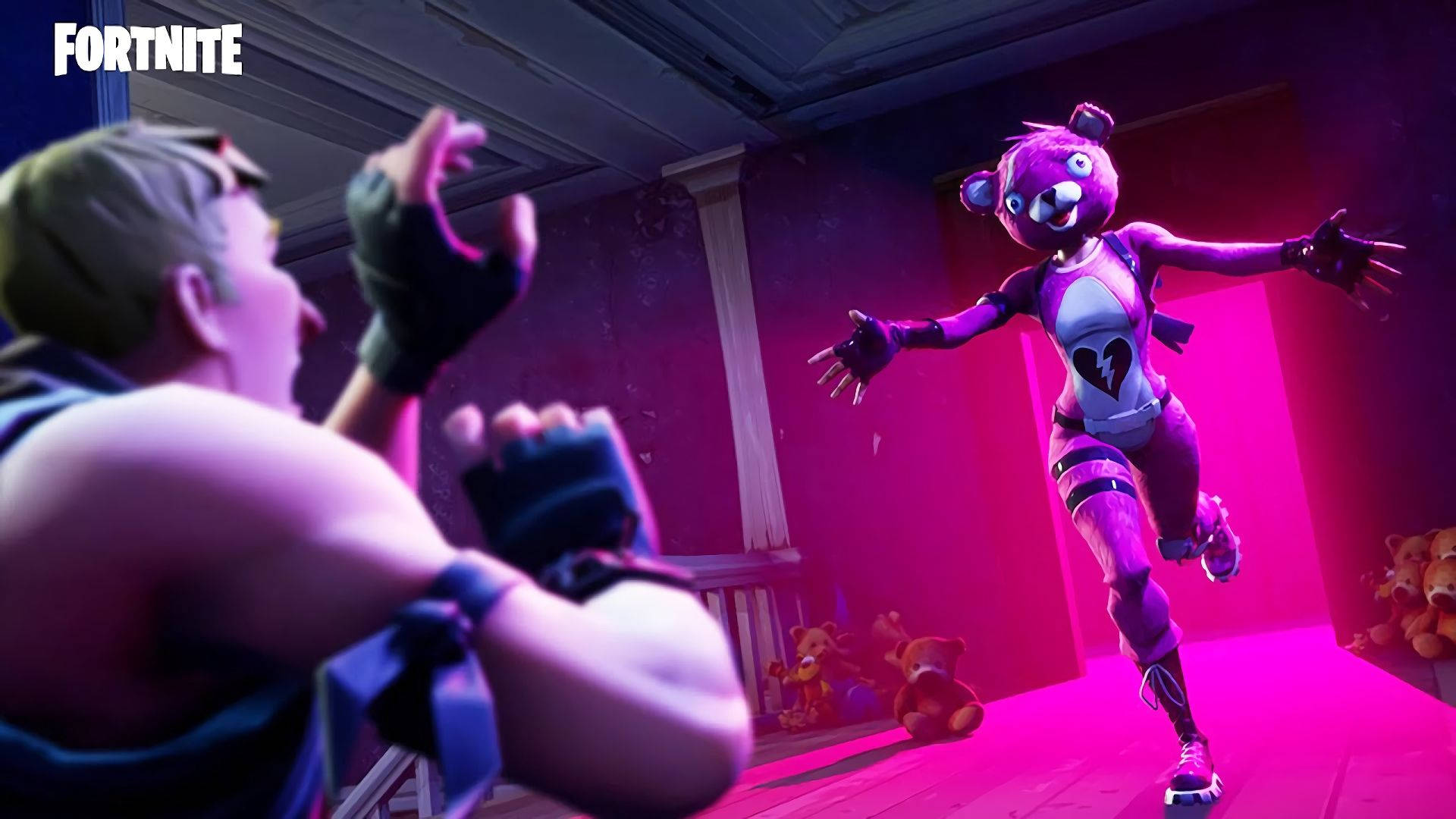 Fortnite 造型 桌布 壁紙 — 一名Fortnite玩家在充滿霓虹燈的房間裡與一隻紫色熊角色對峙，房間裡滿是泰迪熊。