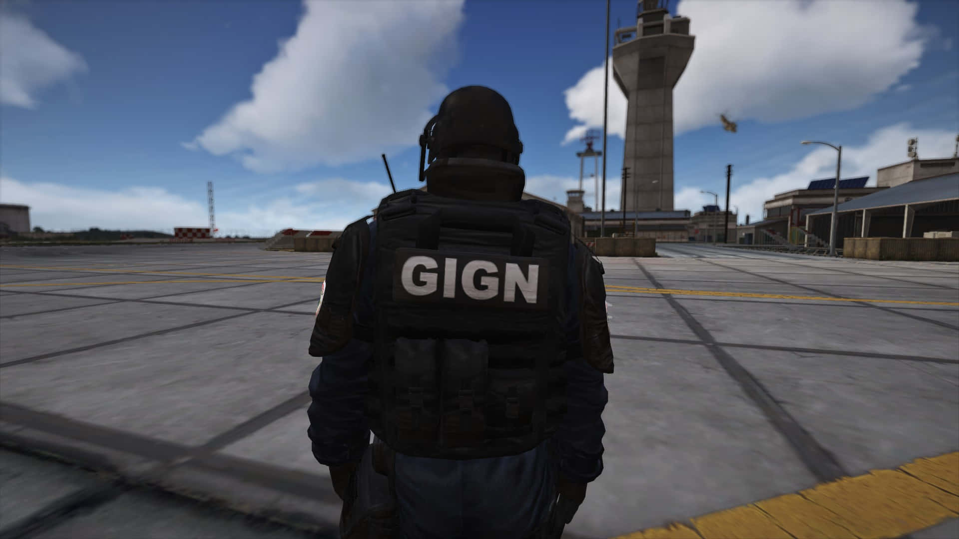 Rainbow Six Siege Doc 桌布 壁紙 — 一名GIGN戰術軍官站在機場停機坪上，天空多雲，遠處有控制塔。