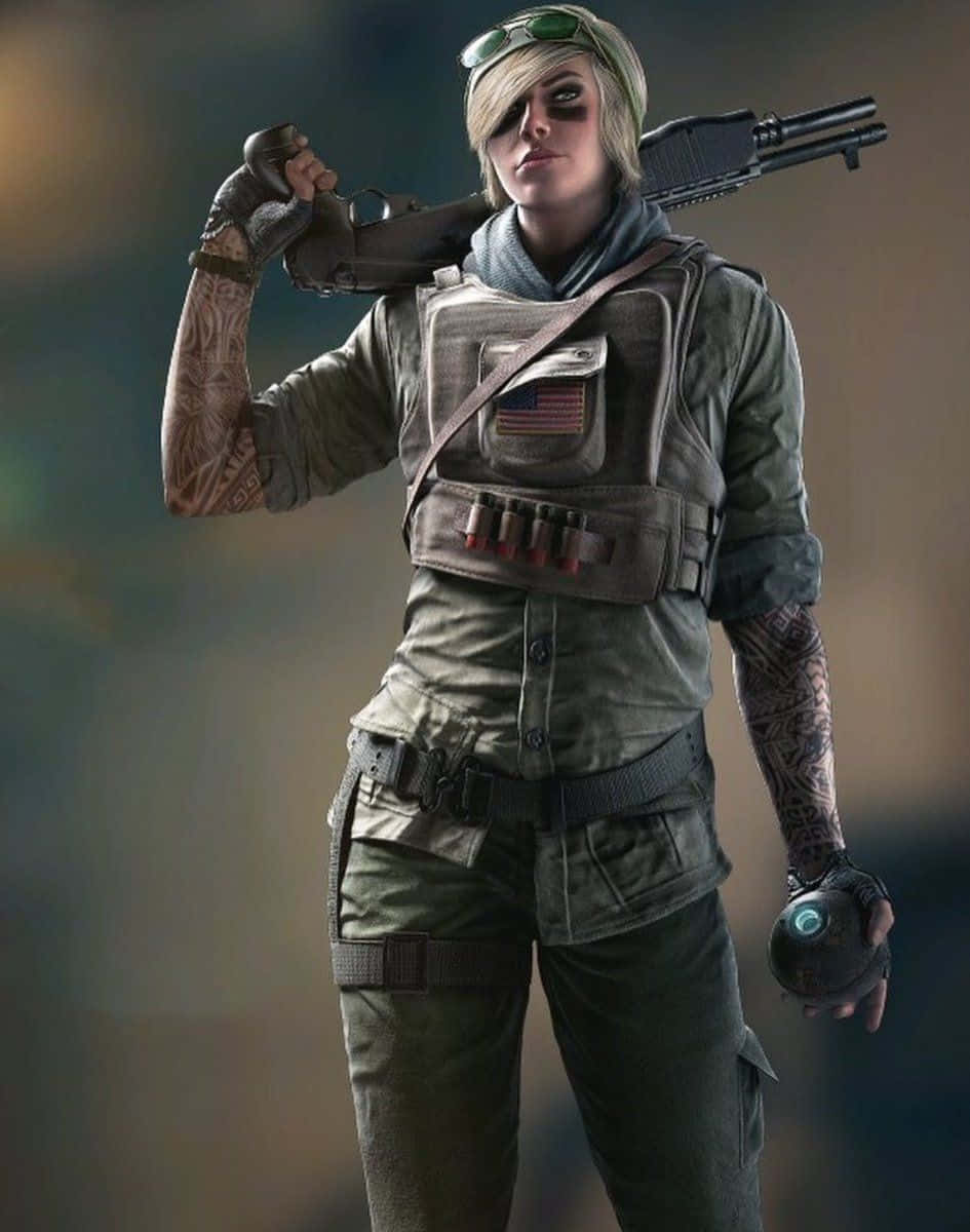 Rainbow Six Siege Valkyrie 桌布 壁紙 — 一名兇猛的女兵，身上有紋身和護目鏡，穿著粗獷的戰鬥裝備，攜帶霰彈槍和手榴彈。