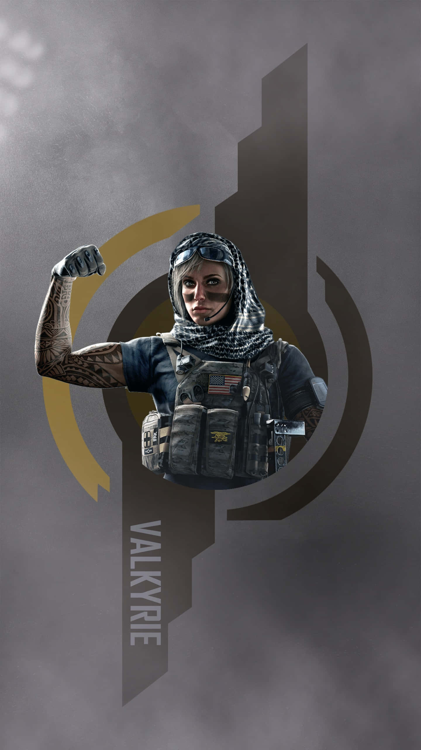 Rainbow Six Siege Valkyrie 桌布 壁紙 — 一名兇猛的女兵身穿戰術裝備，在煙霧灰色背景上展示她帶有紋身的手臂，背景有一個金色靶心標誌。