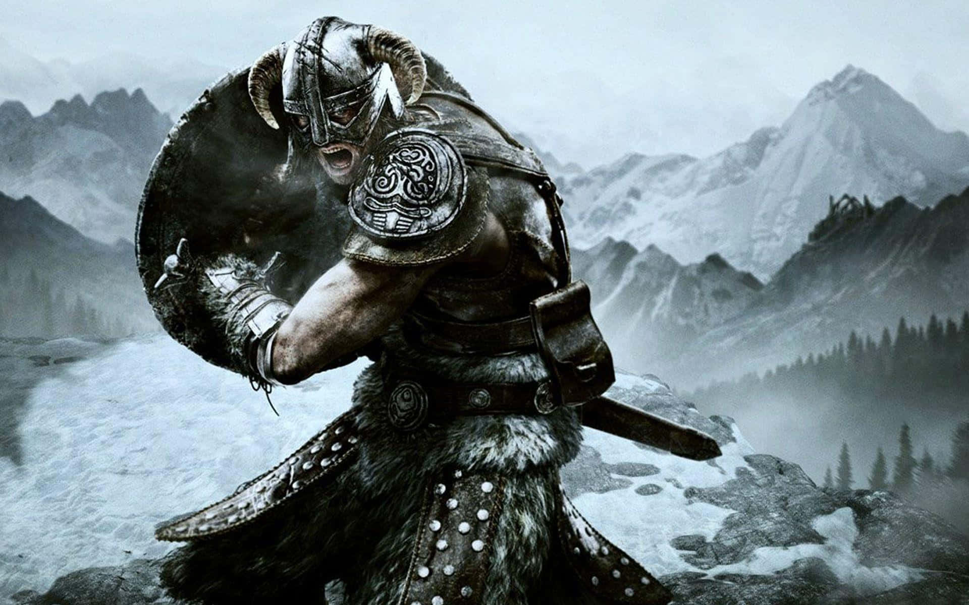 dovahkiin 桌布 壁紙 — 一名兇猛的維京戰士，頭戴角盔、身穿毛皮鎧甲，手持盾牌和劍，在雪山背景下向前衝鋒。