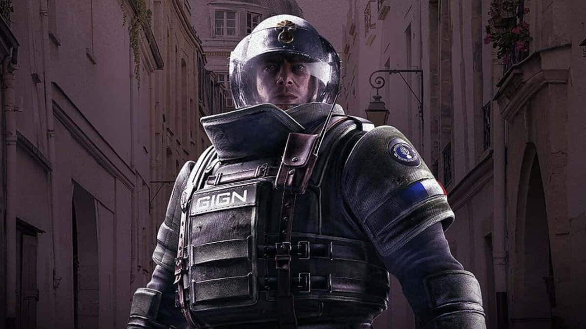 Rainbow Six Siege Rook 桌布 壁紙 — 一名全副武裝的GIGN戰術人員在狹窄的歐洲街道上警覺地站立，周圍是歷史建築。