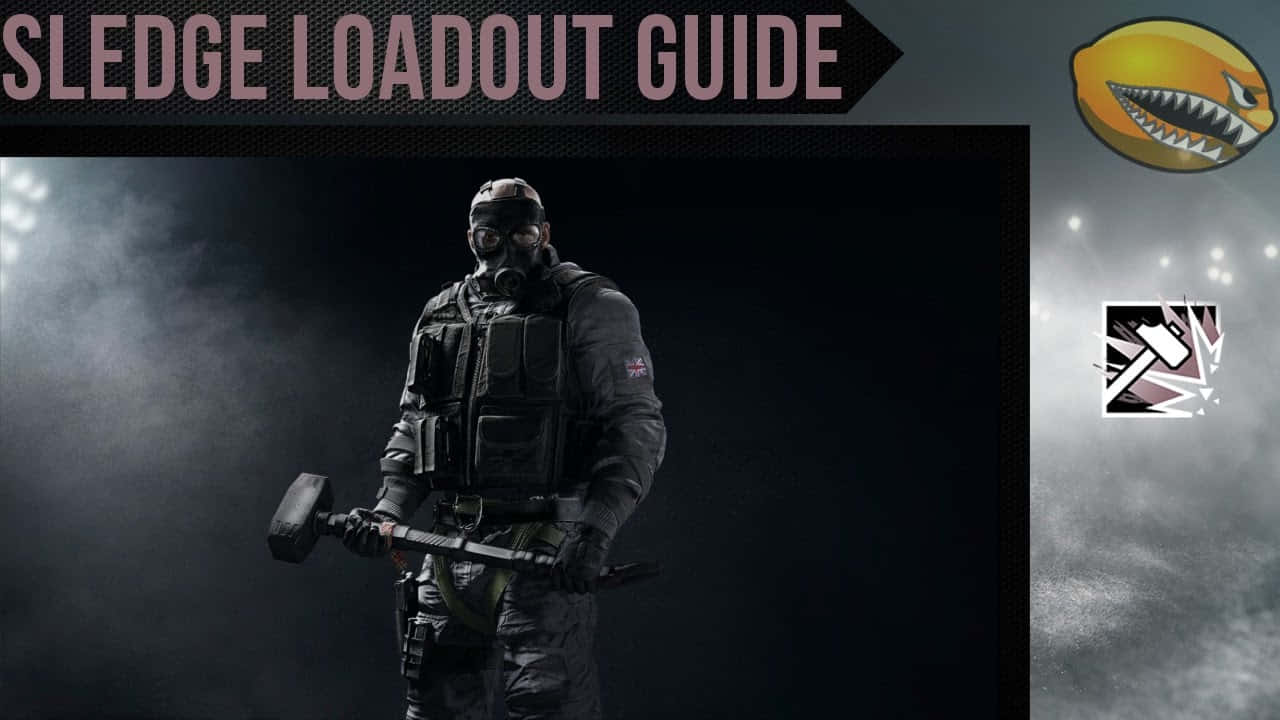 Rainbow Six Siege Sledge 桌布 壁紙 — 一名全副武裝的士兵身穿戰術裝備，在煙霧瀰漫的黑暗背景中手持大錘，背景有遊戲標誌。