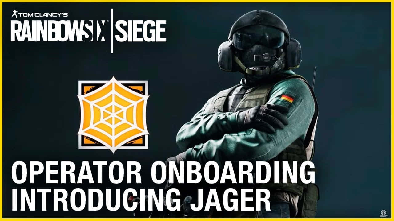 Rainbow Six Siege Jager 桌布 壁紙 — 一名全副武裝的戰術幹員自信地交叉雙臂，站在帶有遊戲標誌和文字的黑暗背景前。