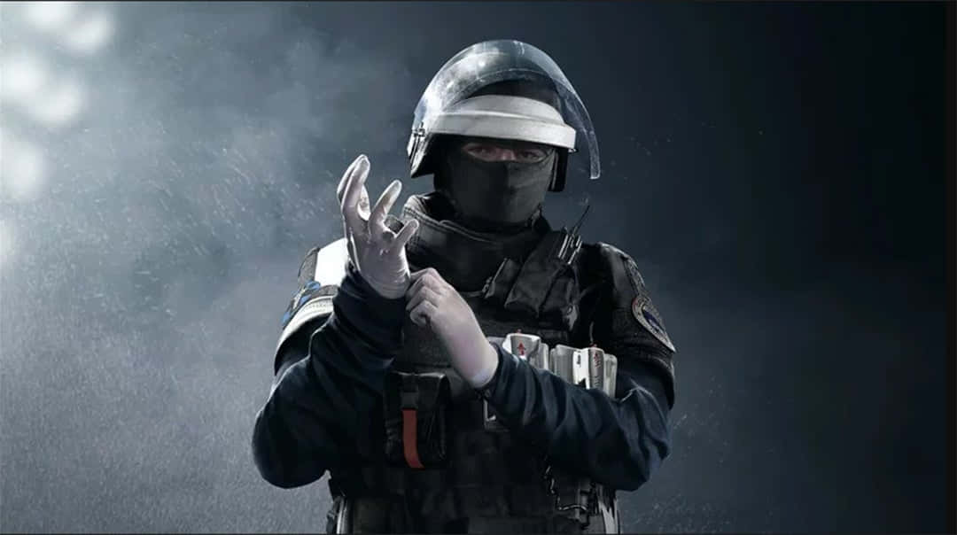 Rainbow Six Siege Doc 桌布 壁紙 — 一名全副武裝的戰術操作員在煙霧瀰漫的黑暗背景下，在戲劇性燈光中調整手套。