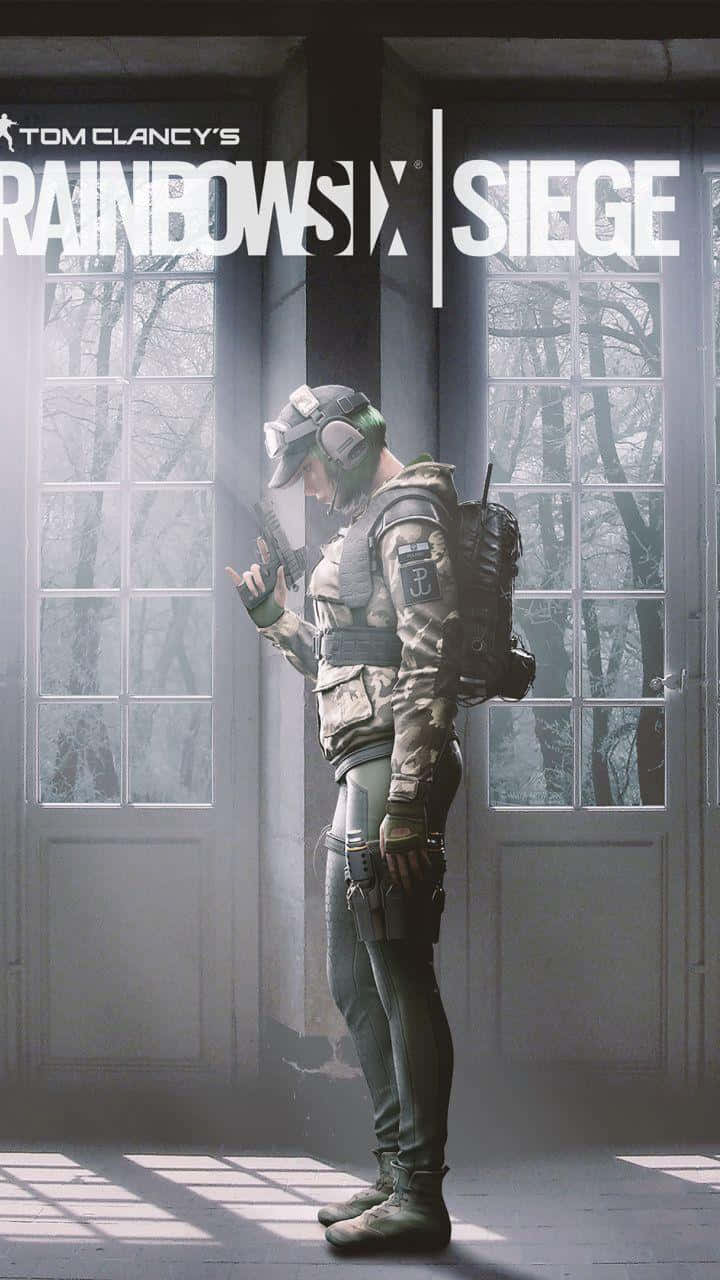 Ela R6 桌布 壁紙 — 一名全副武裝的戰術操作員站在陽光充足的房間裡，房間由大窗戶框住，窗外可見光禿禿的樹木。