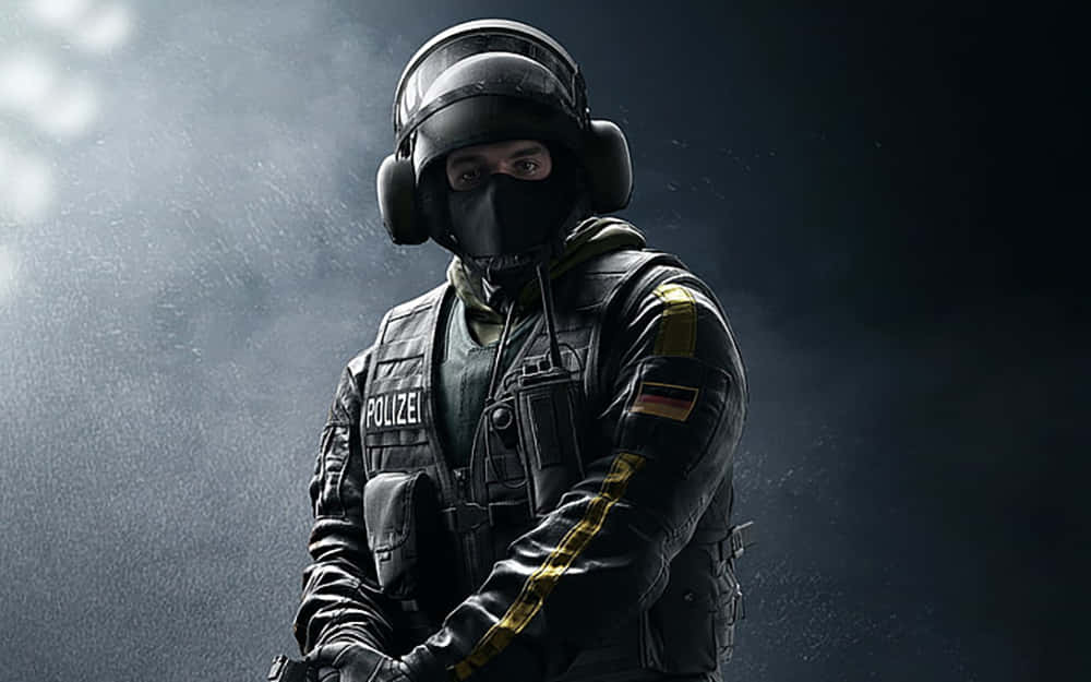 Rainbow Six Siege Bandit 桌布 壁紙 — 一名全副裝備的德國警察戰術人員，在煙霧瀰漫、光線昏暗的環境中，帶著專注的強度站立。